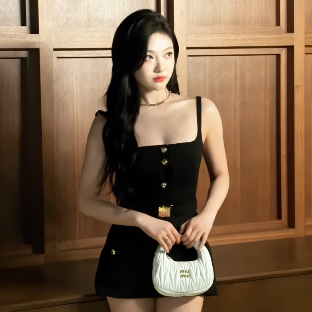 Miu Miu Wander Matelasse Nappa Leather Mini Hobo Bag White 착용 스타일 - 3
