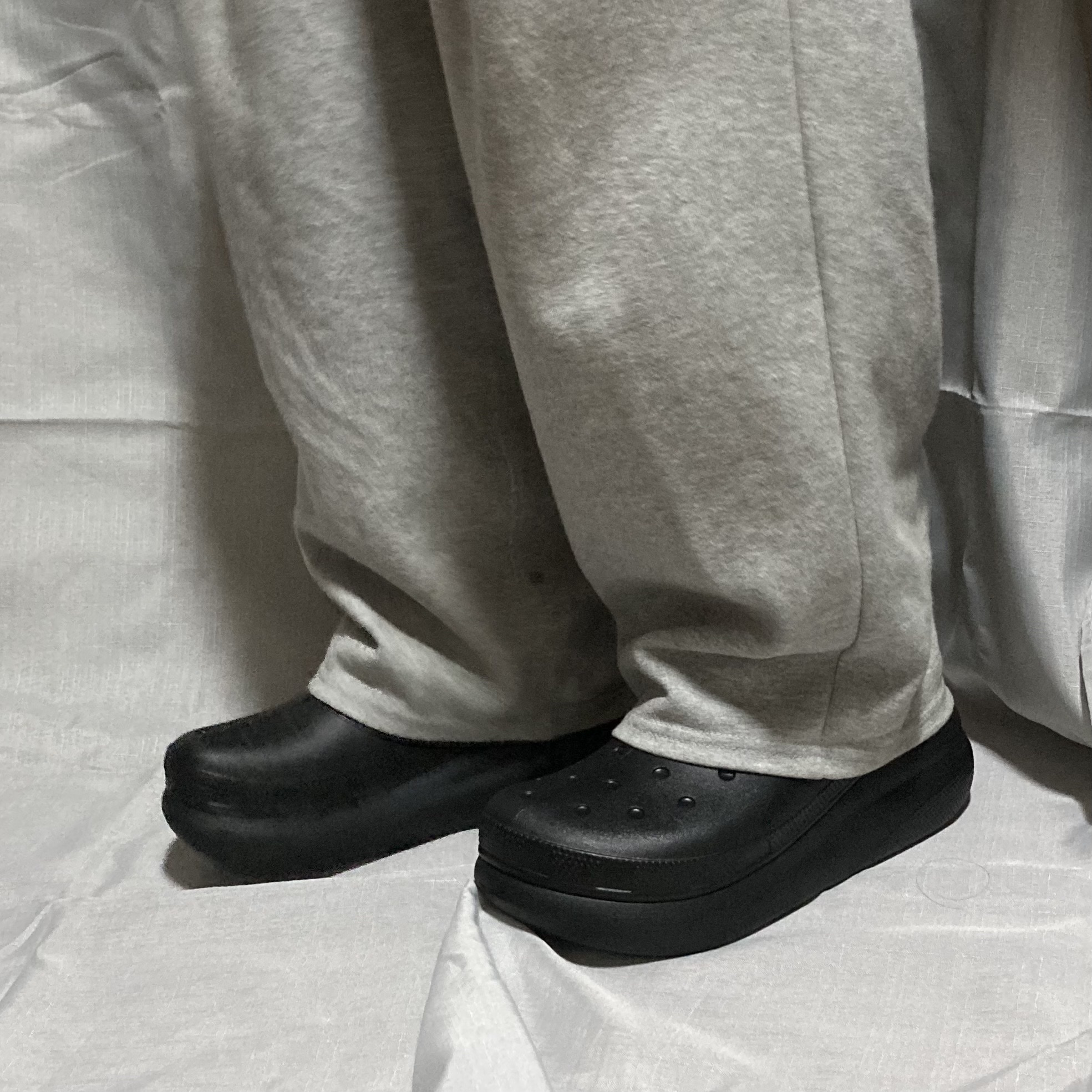 Crocs Classic Crush Boot Black 착용 스타일