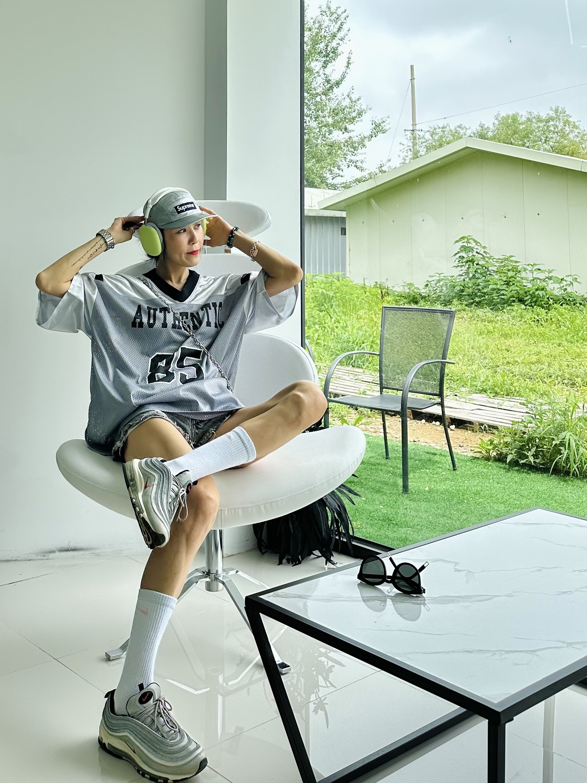 Nike Air Max 97 OG Silver Bullet 2022, Apple AirPods Max Lightning Silver (Korean Ver.) 착용 스타일 - 1