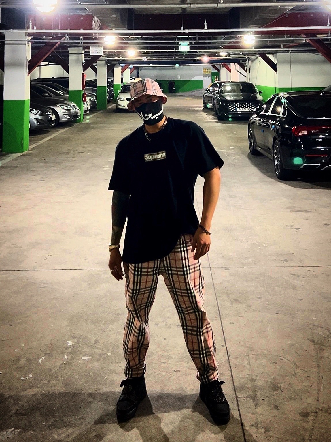 Supreme x Burberry Crusher Pink - 22SS, Supreme x Burberry Regular Jean Pink - 22SS 착용 스타일 - 2