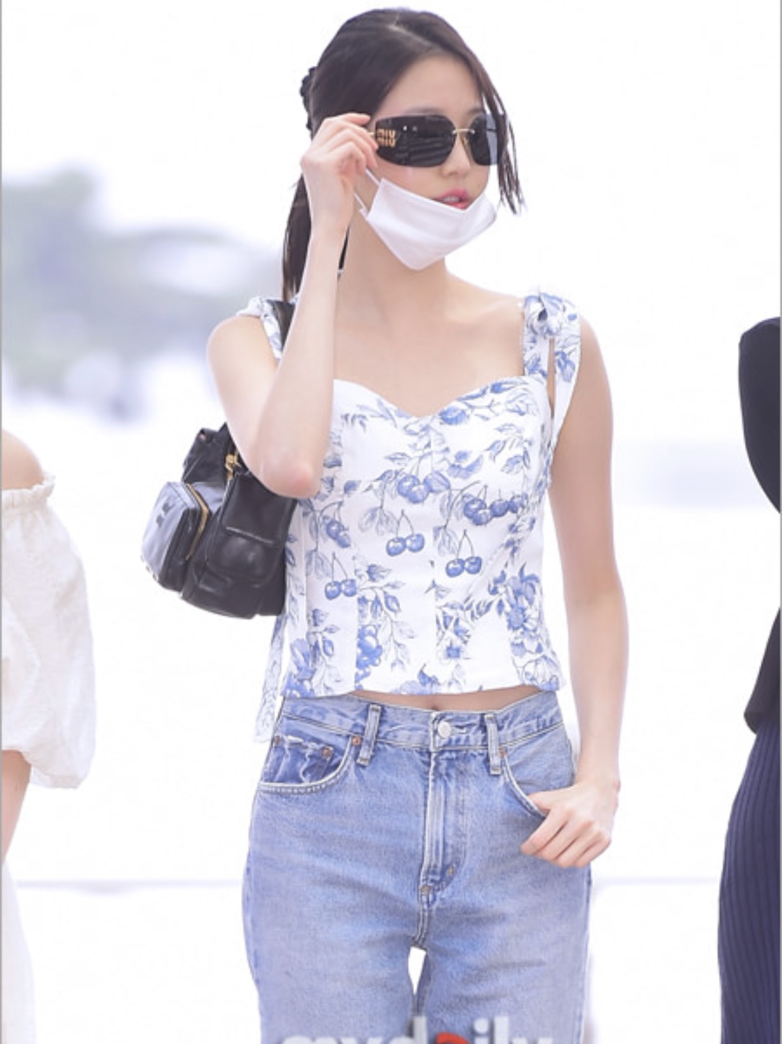 (W) Miu Miu Runway Sunglasses Slate Grey Lenses Gold Metal, Miu Miu Nappa Leather Hobo Bag Black 착용 스타일