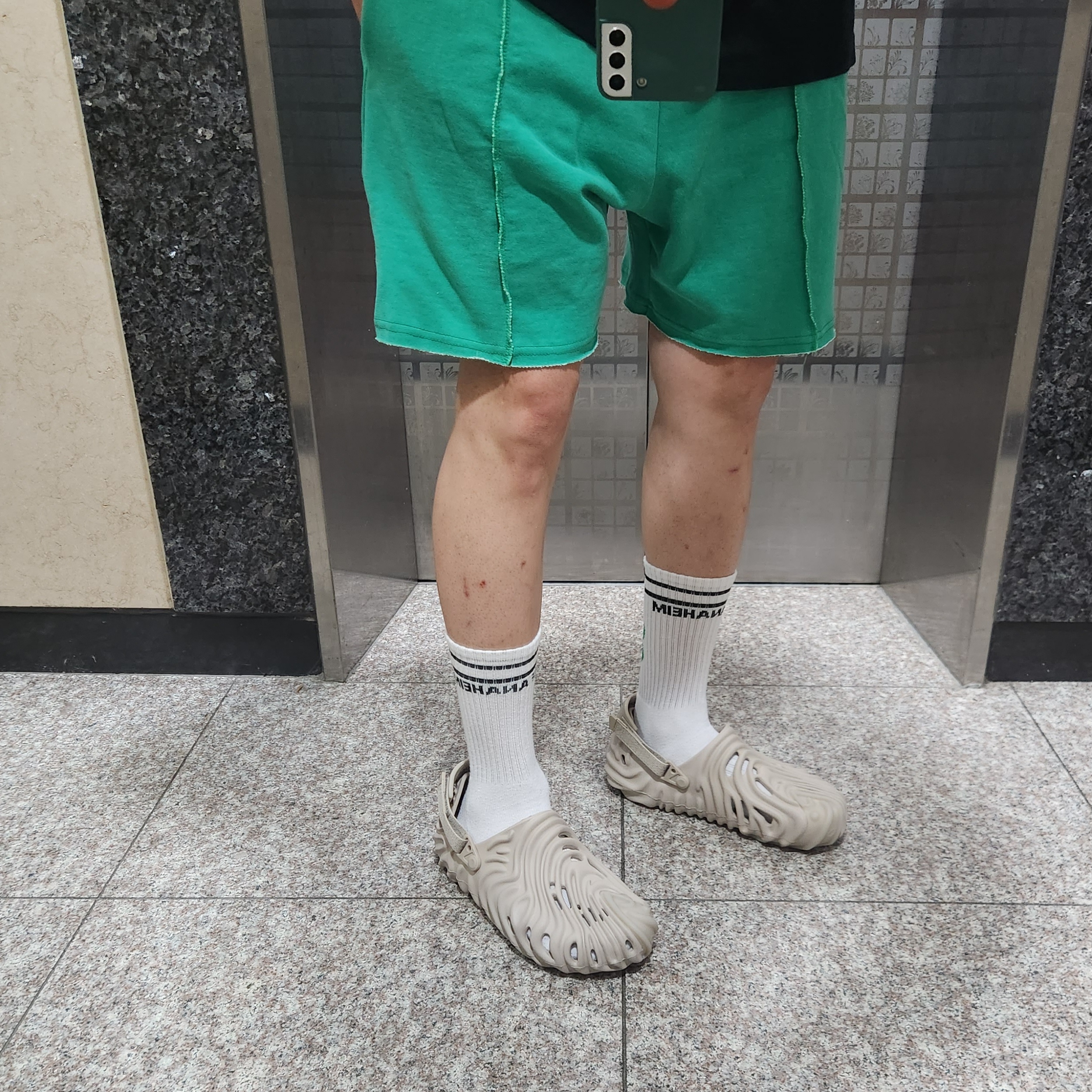 Crocs x Salehe Bembury Pollex Clog Horchata 착용 스타일 - 2