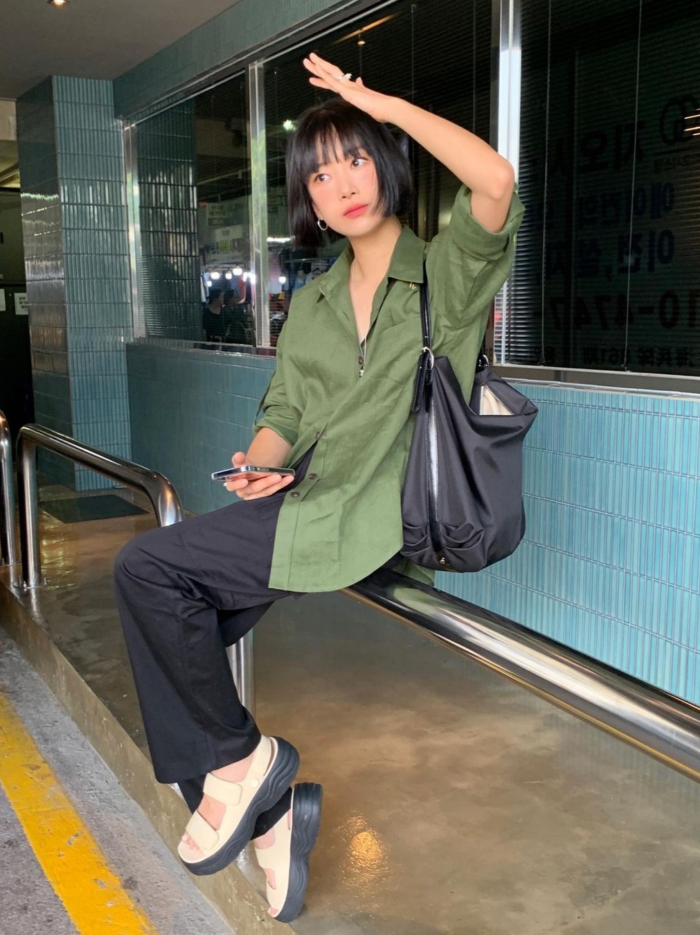 (W) Crocs Skyline Sandal Vanilla Black 착용 스타일