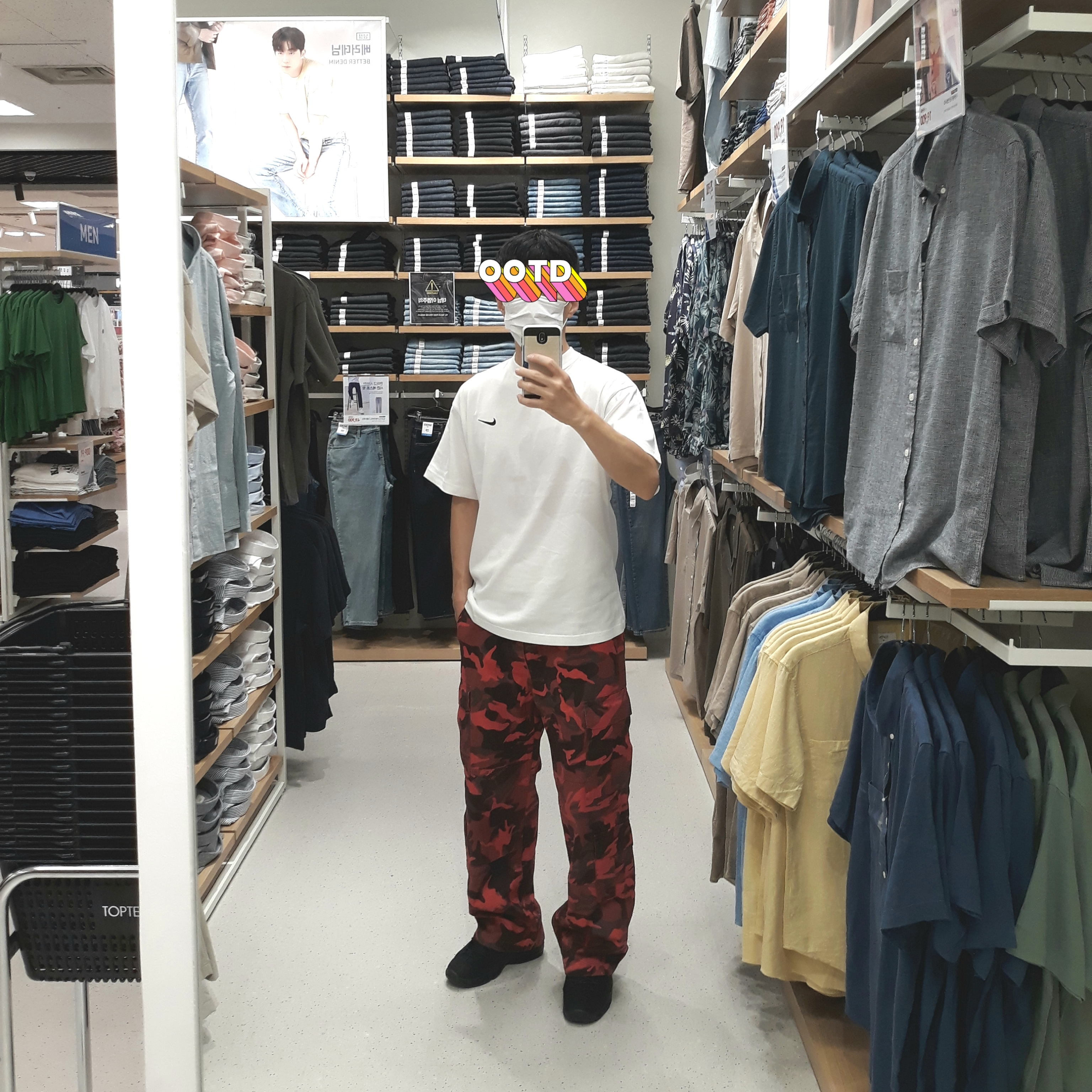 Supreme Cargo Pants Red Camo - 23SS, Nike x Stussy T-Shirt White (DV1774-100) 착용 스타일