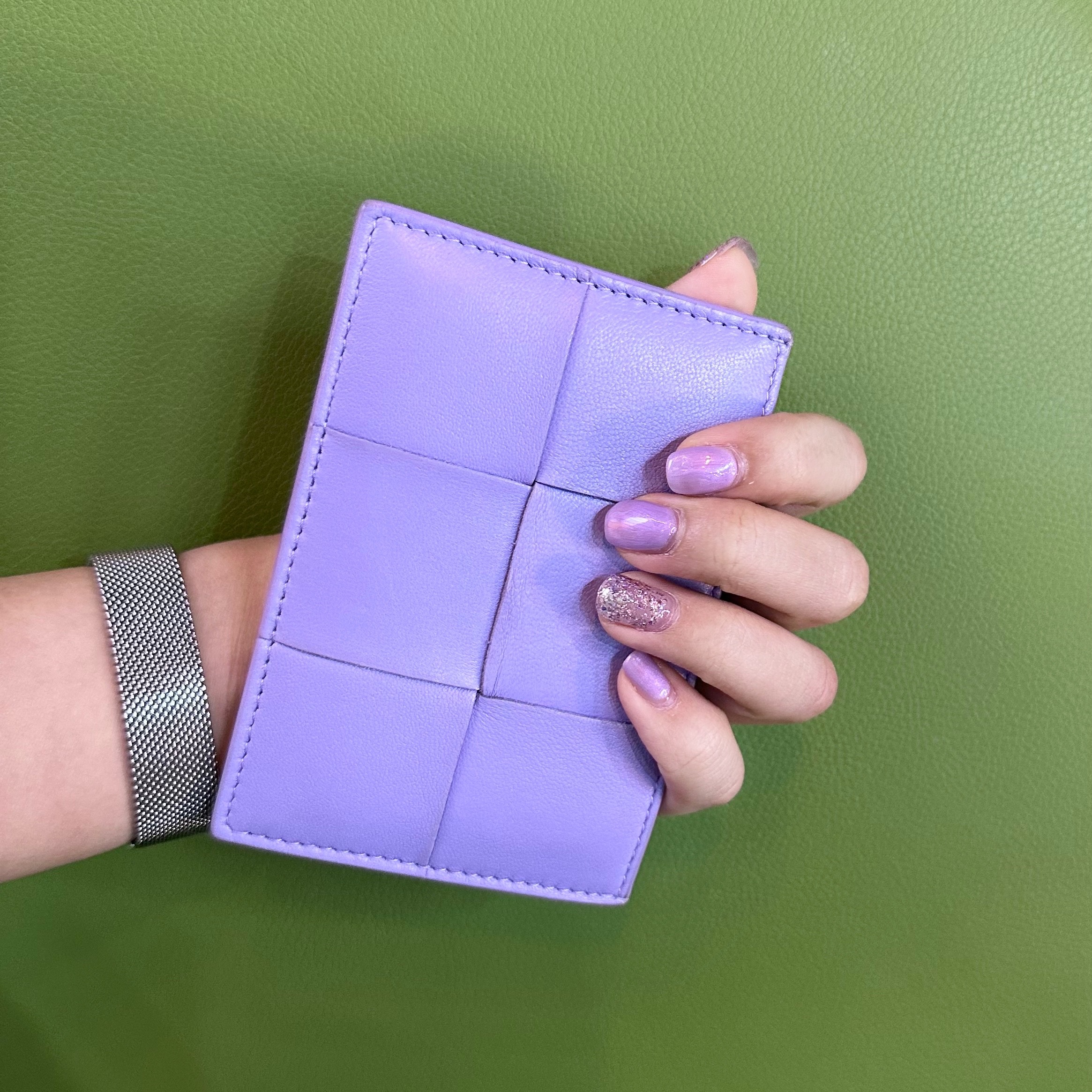 Bottega Veneta Credit Card Case Lambskin & Calfskin Wisteria 착용 스타일