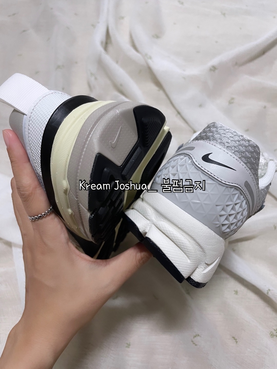 (W) Nike Zoom Vomero 5 Photon Dust and Metallic Silver, Nike V2K Run Summit White Metallic Silver 착용 스타일 - 5