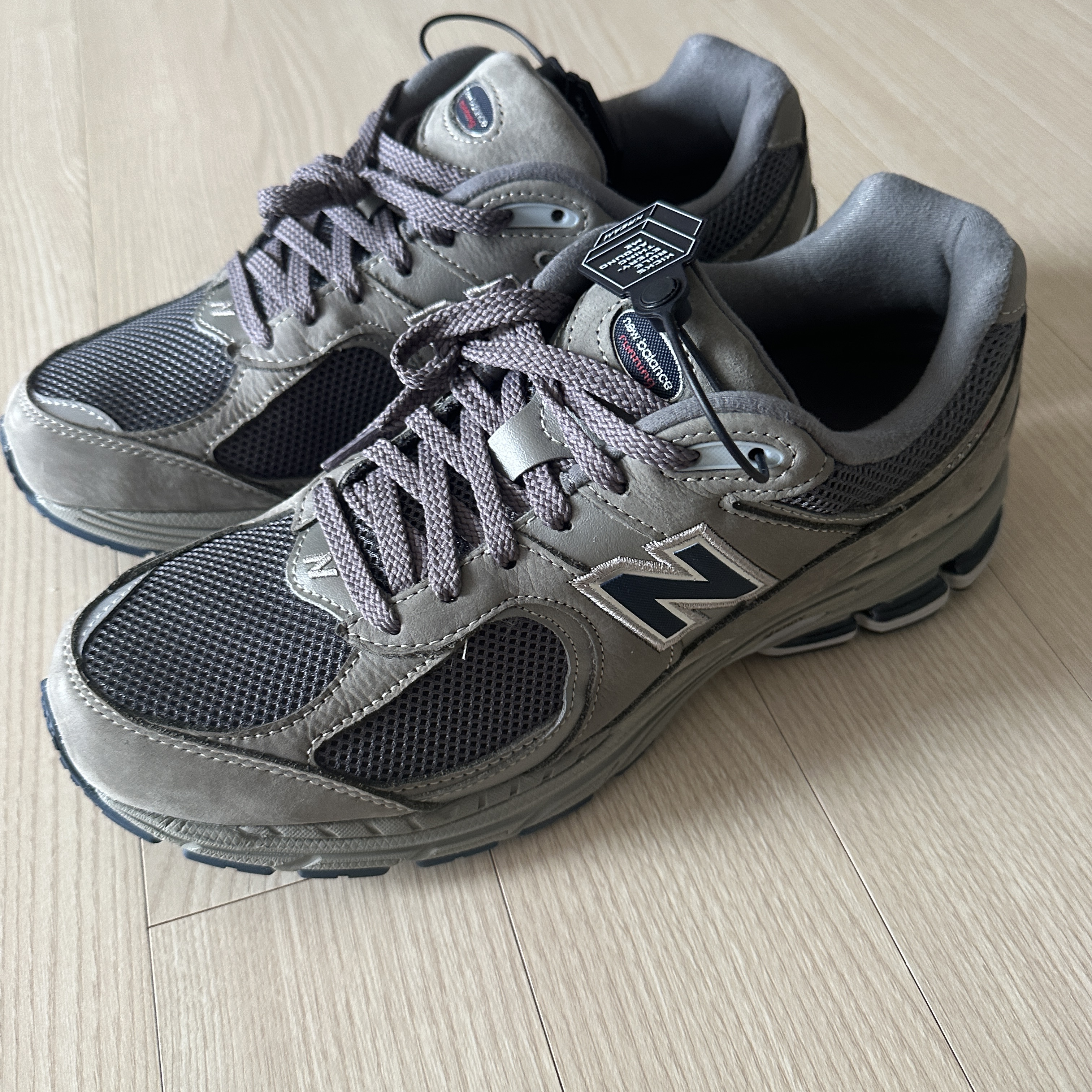New Balance 2002R Gray 착용 스타일