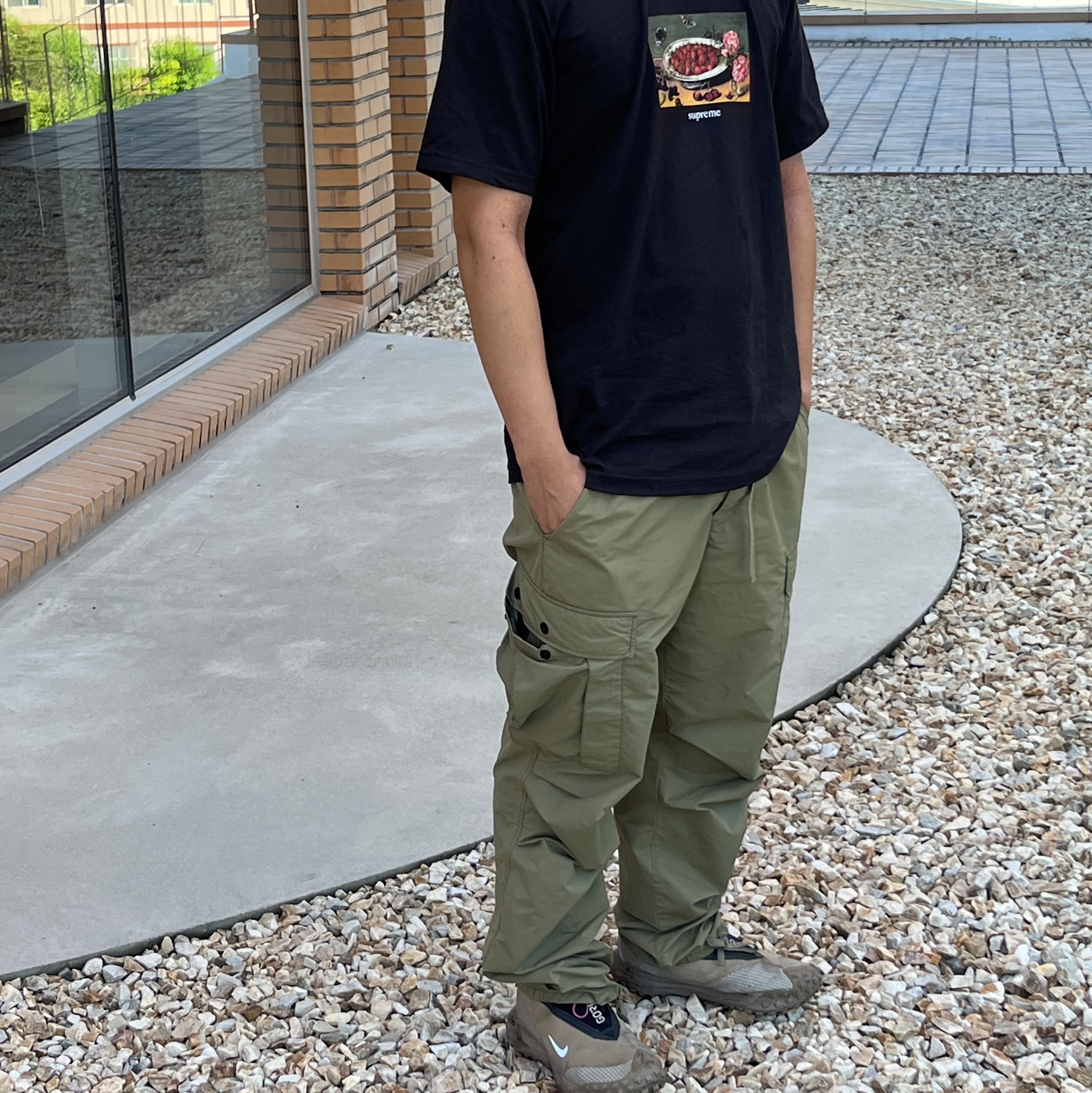 Supreme Strawberries T-Shirt Black - 23SS 착용 스타일 - 2