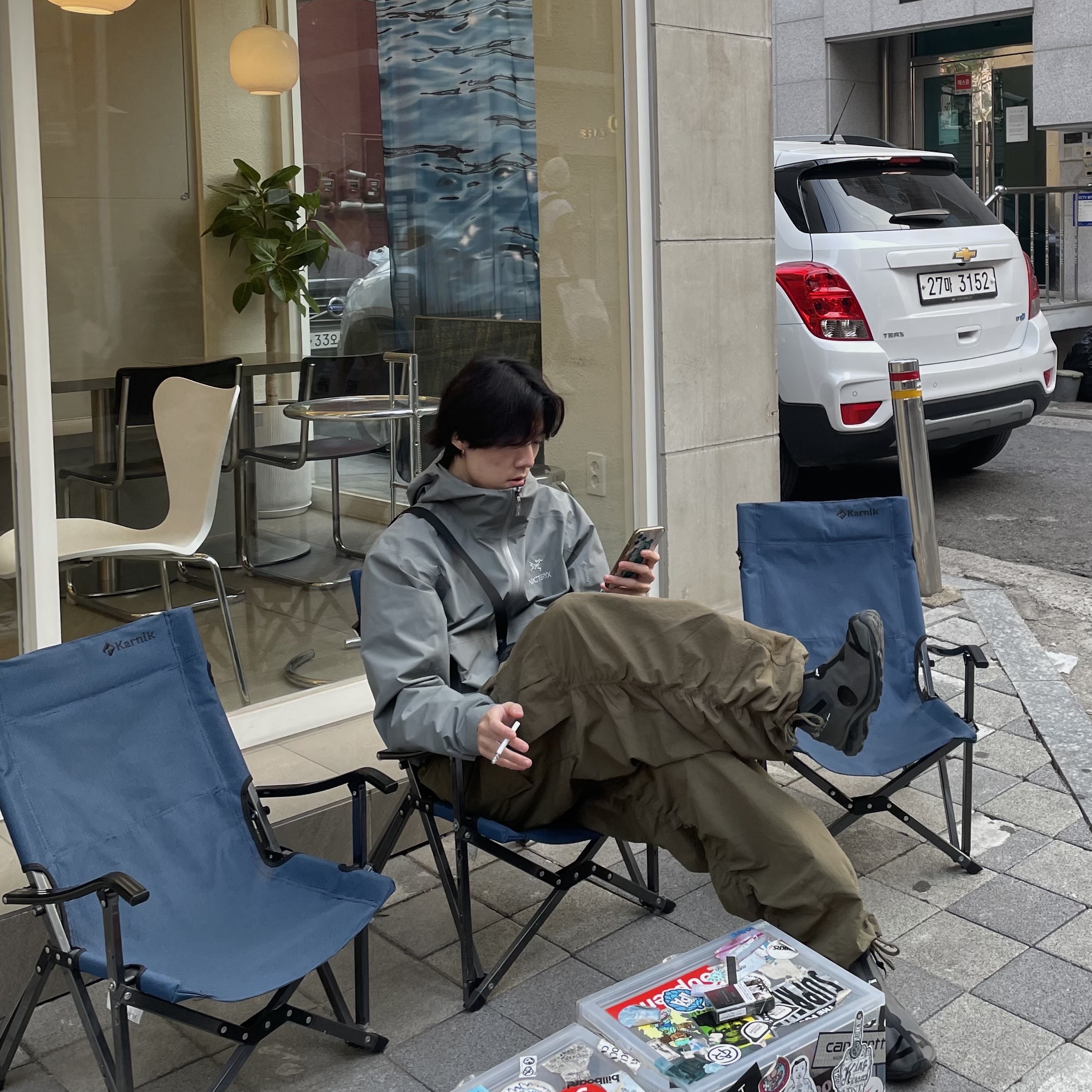 Arc'teryx Zeta SL Jacket Cryptochrome, Asics x Vivienne Westwood Gel-Kayano 27 LTX Black 착용 스타일 - 1