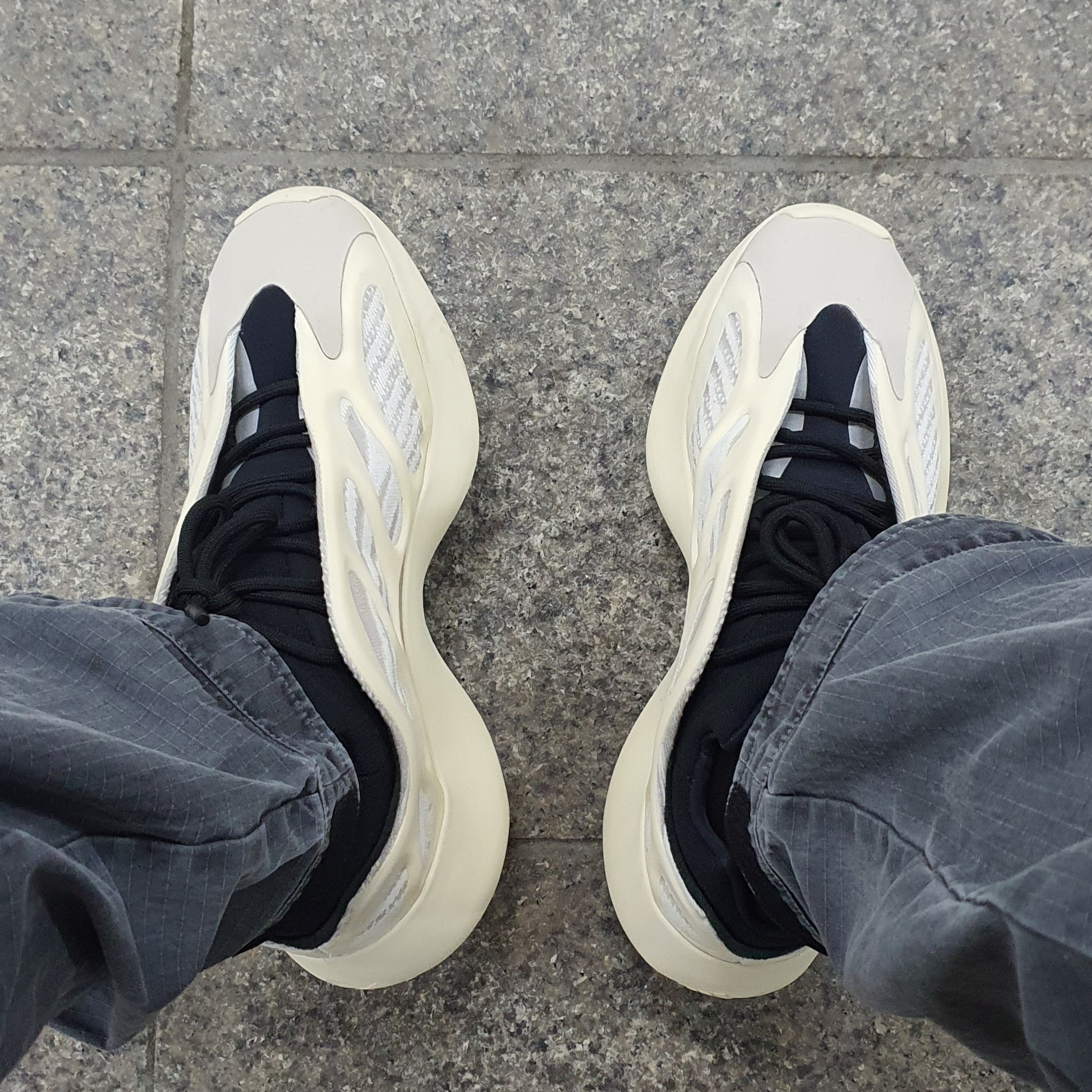 Adidas Yeezy 700 V3 Azael 2022/2023 착용 스타일