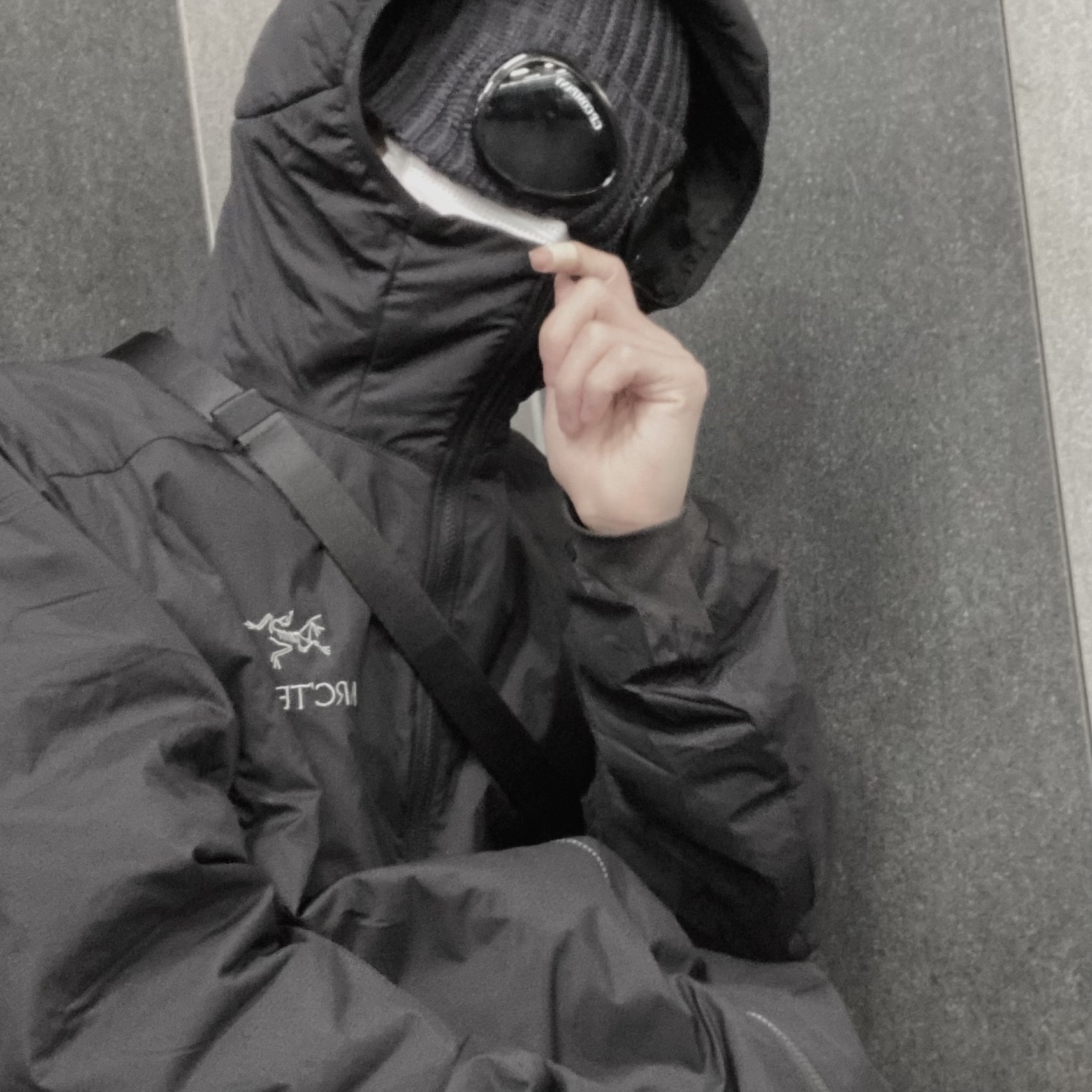 Arc'teryx Atom LT Hoody Black, C.P. Company Extra Fine Merino Wool Goggle Beanie Black 착용 스타일