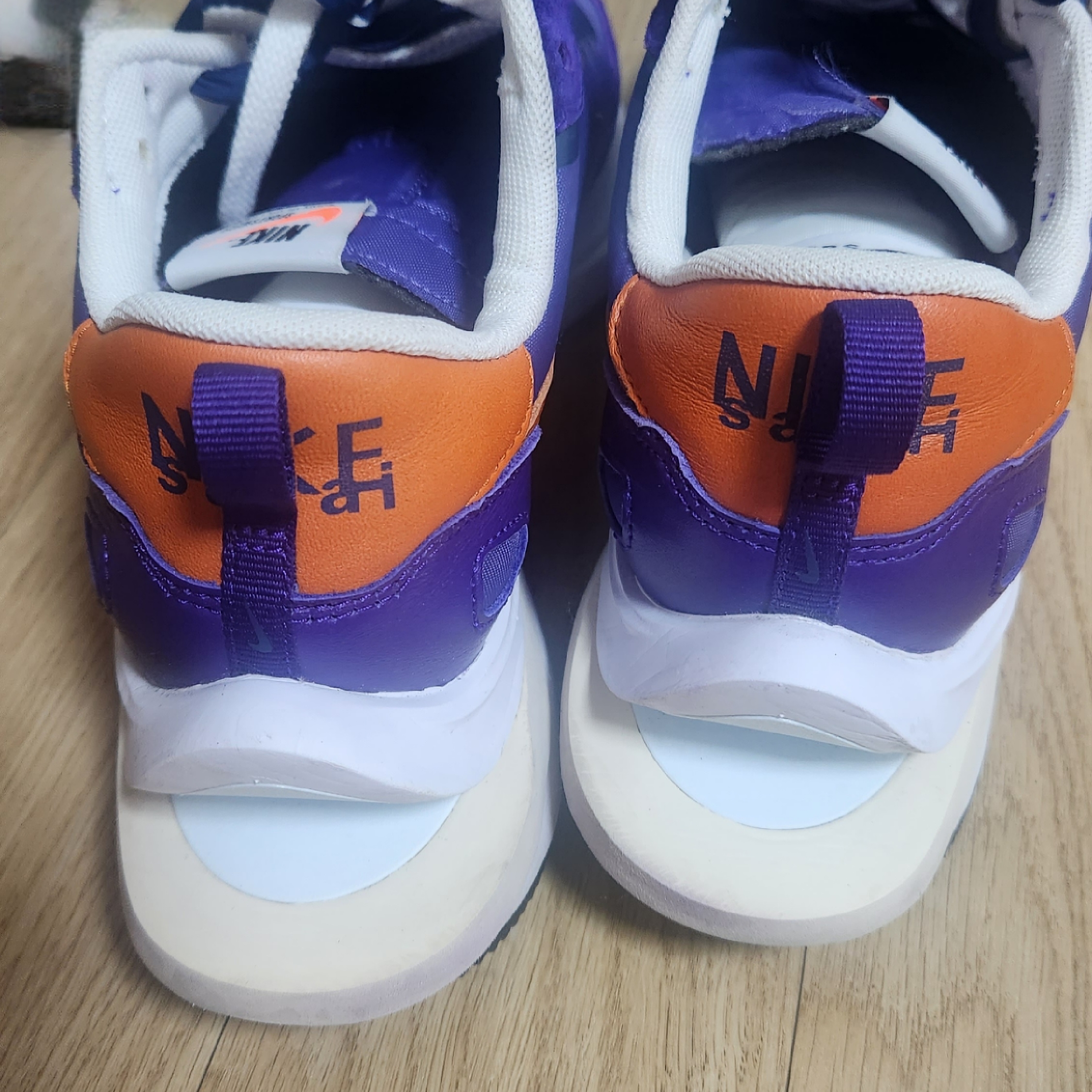 Nike x Sacai VaporWaffle Dark Iris 착용 스타일 - 3