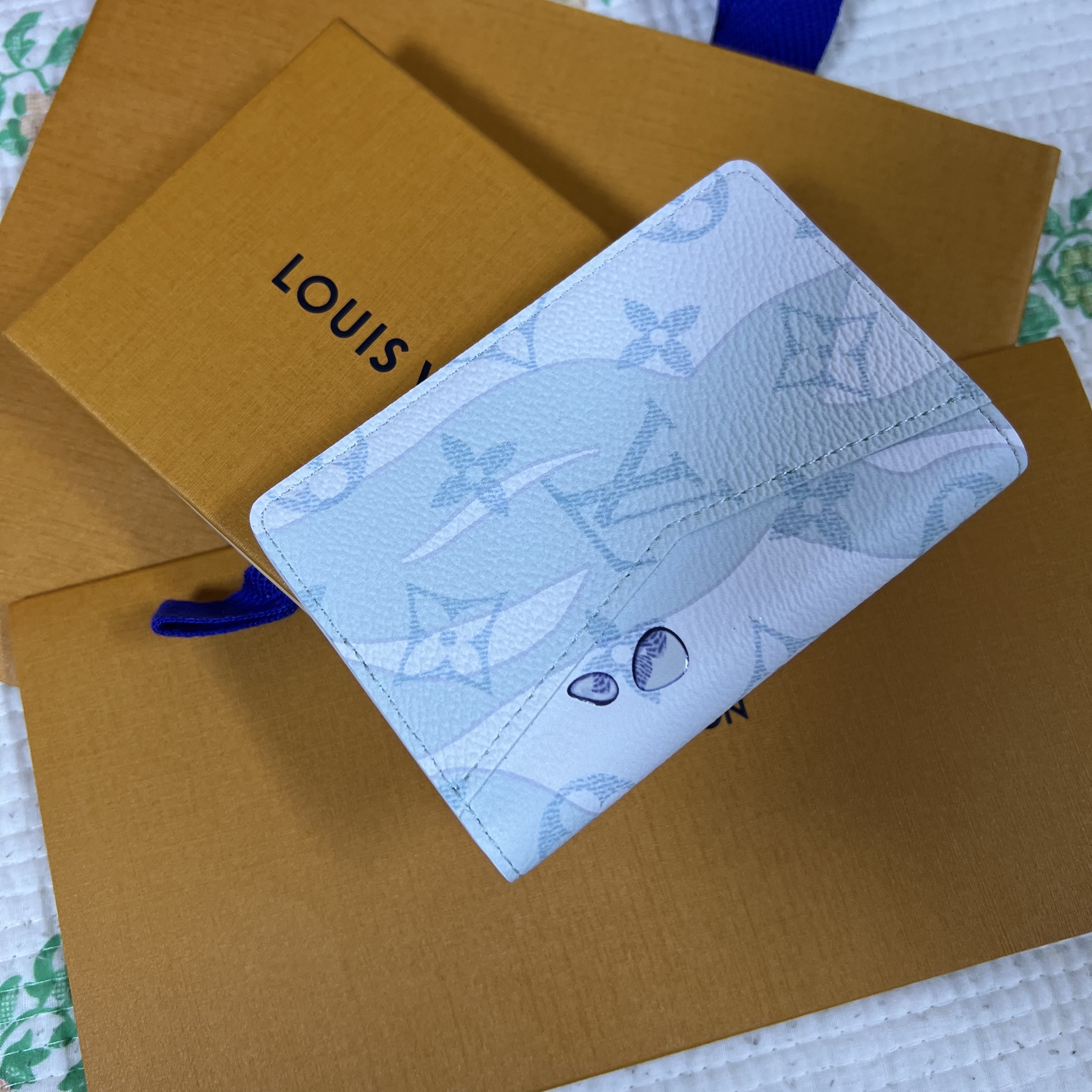 Louis Vuitton Pocket Organizer Monogram Aquagarden Crystal Blue 착용 스타일 - 2