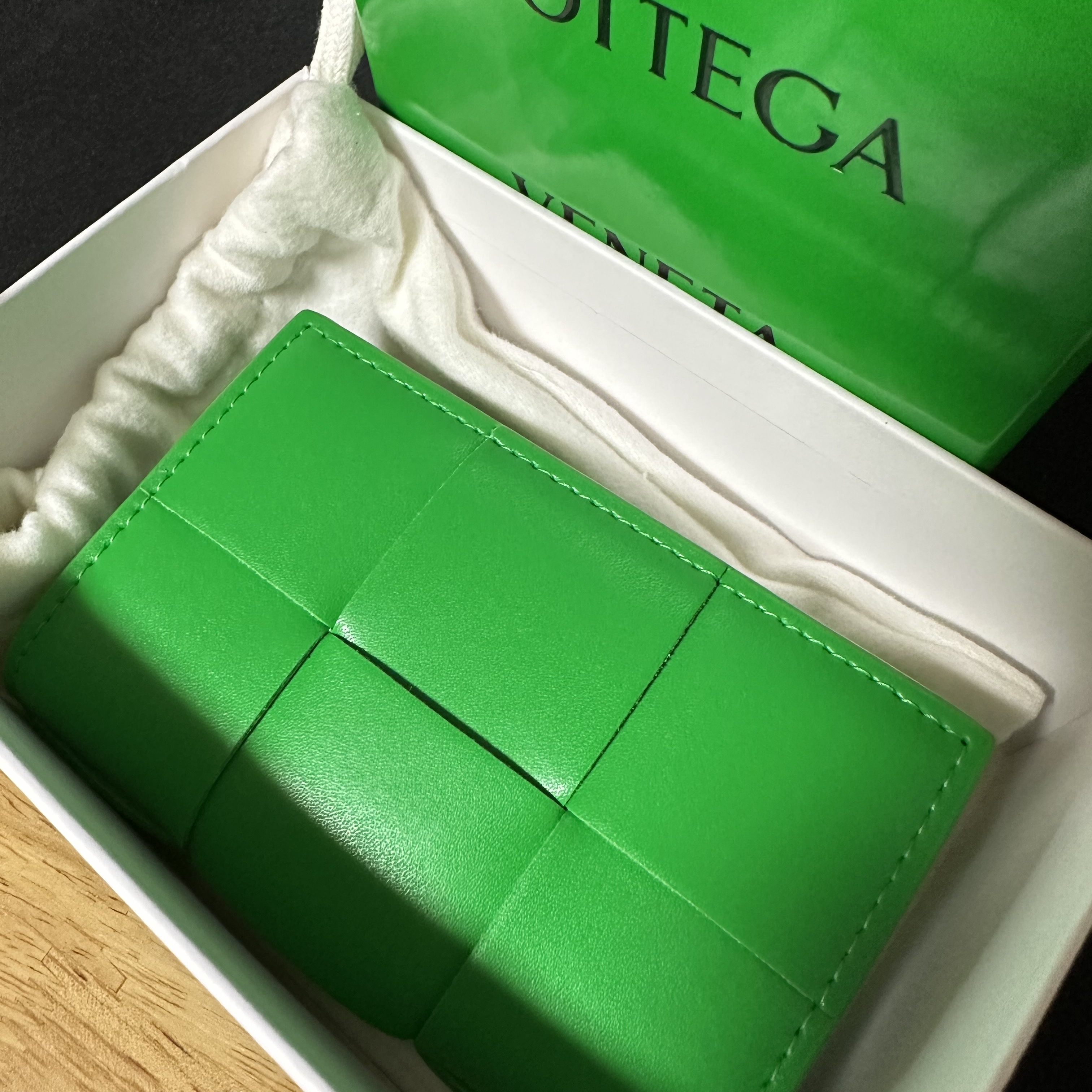 Bottega Veneta Flap Card Case Parakeet 착용 스타일