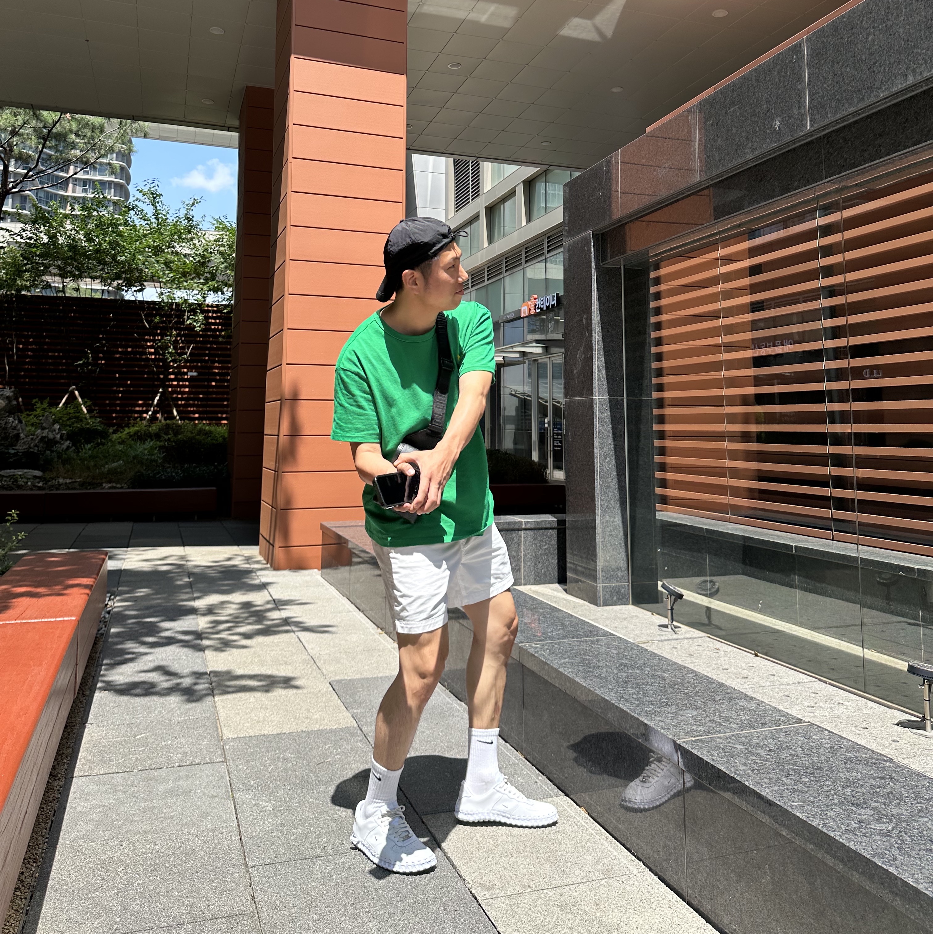 Nike x Jacquemus J Force 1 Low LX SP White, Louis Vuitton Saumur Slingbag Monogram Eclipse 착용 스타일 - 1