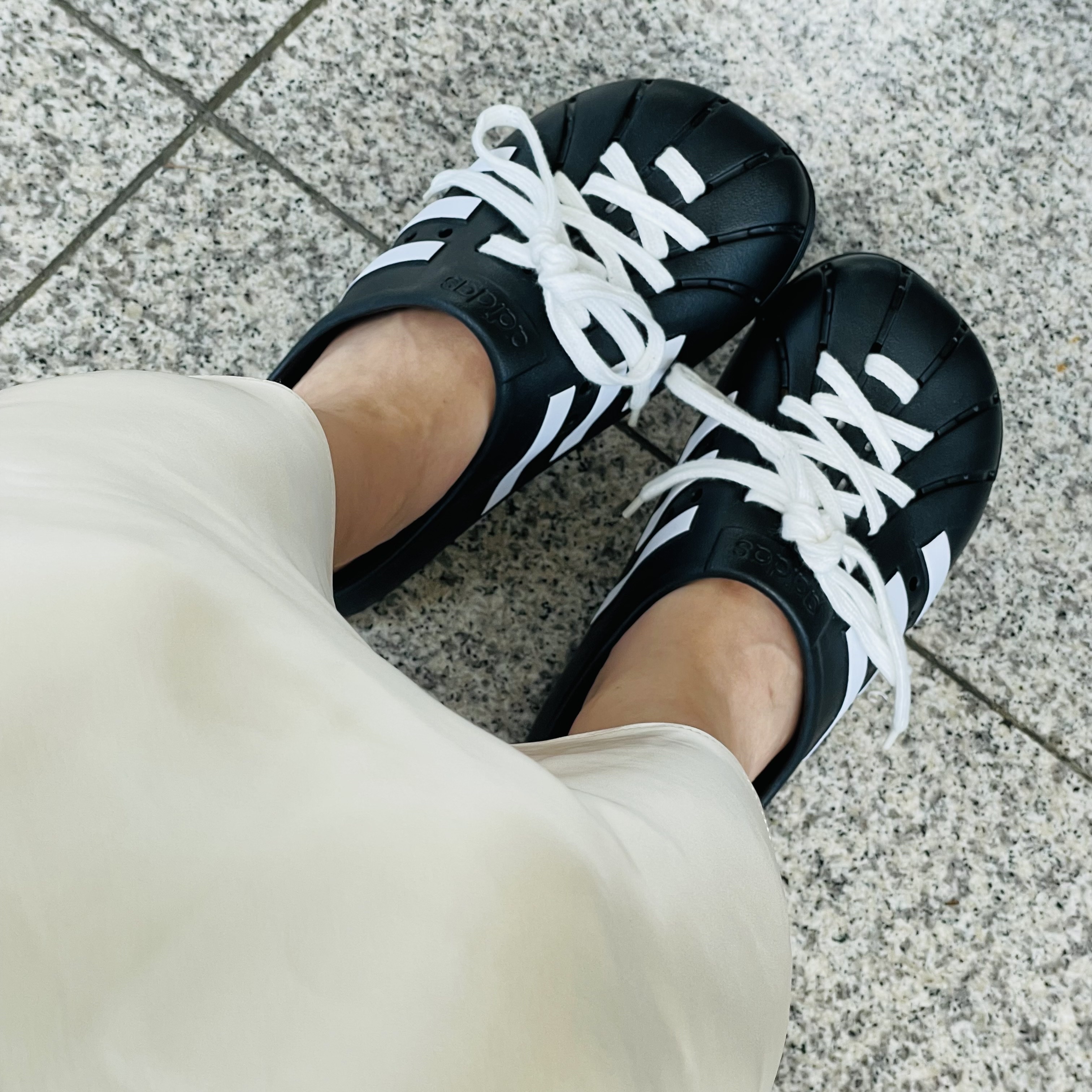 Adidas Adilette Clog Black White 착용 스타일