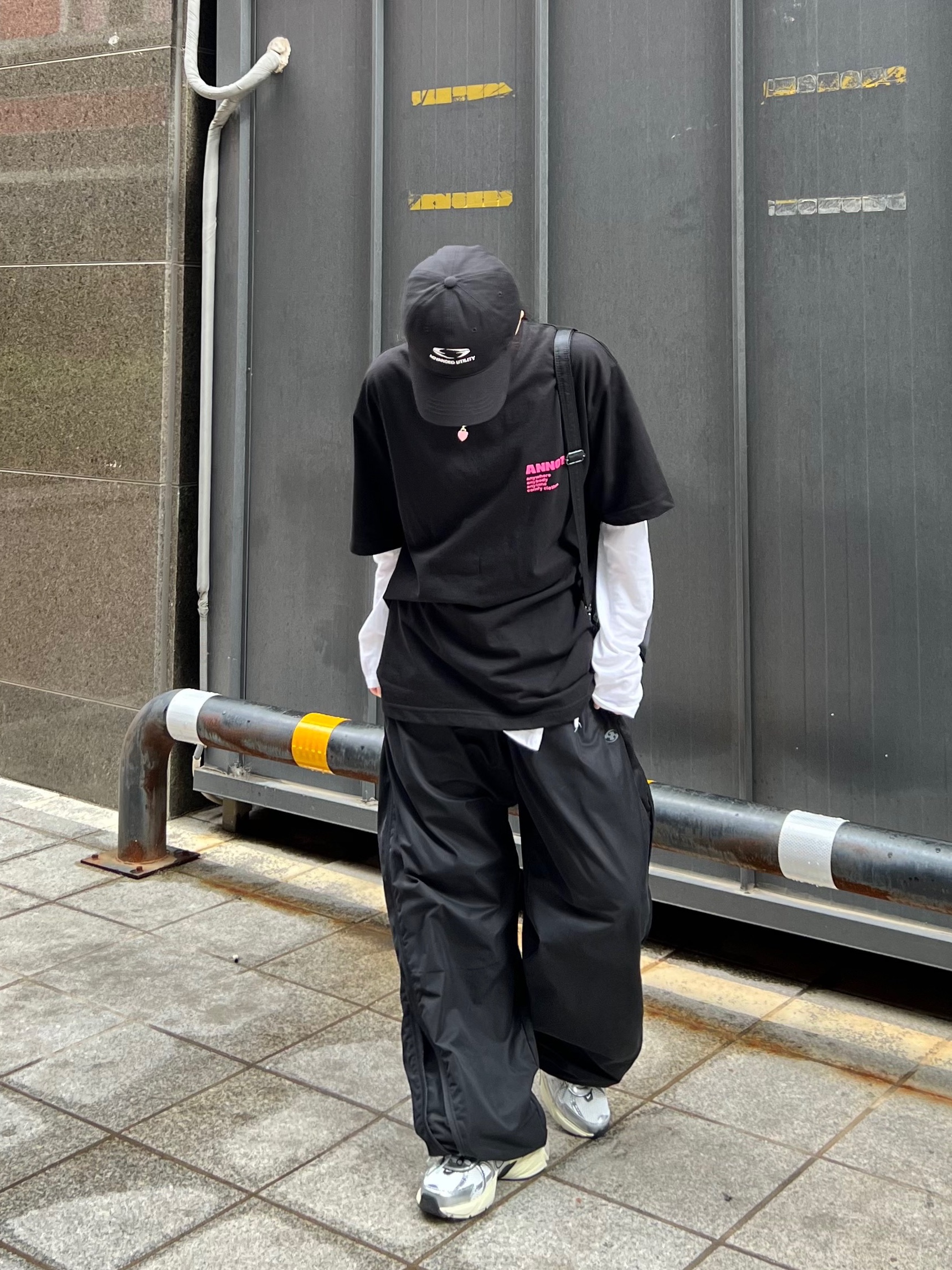 Porter Tanker Shoulder Bag Black, Nike V2K Run Summit White Metallic Silver 착용 스타일 - 2