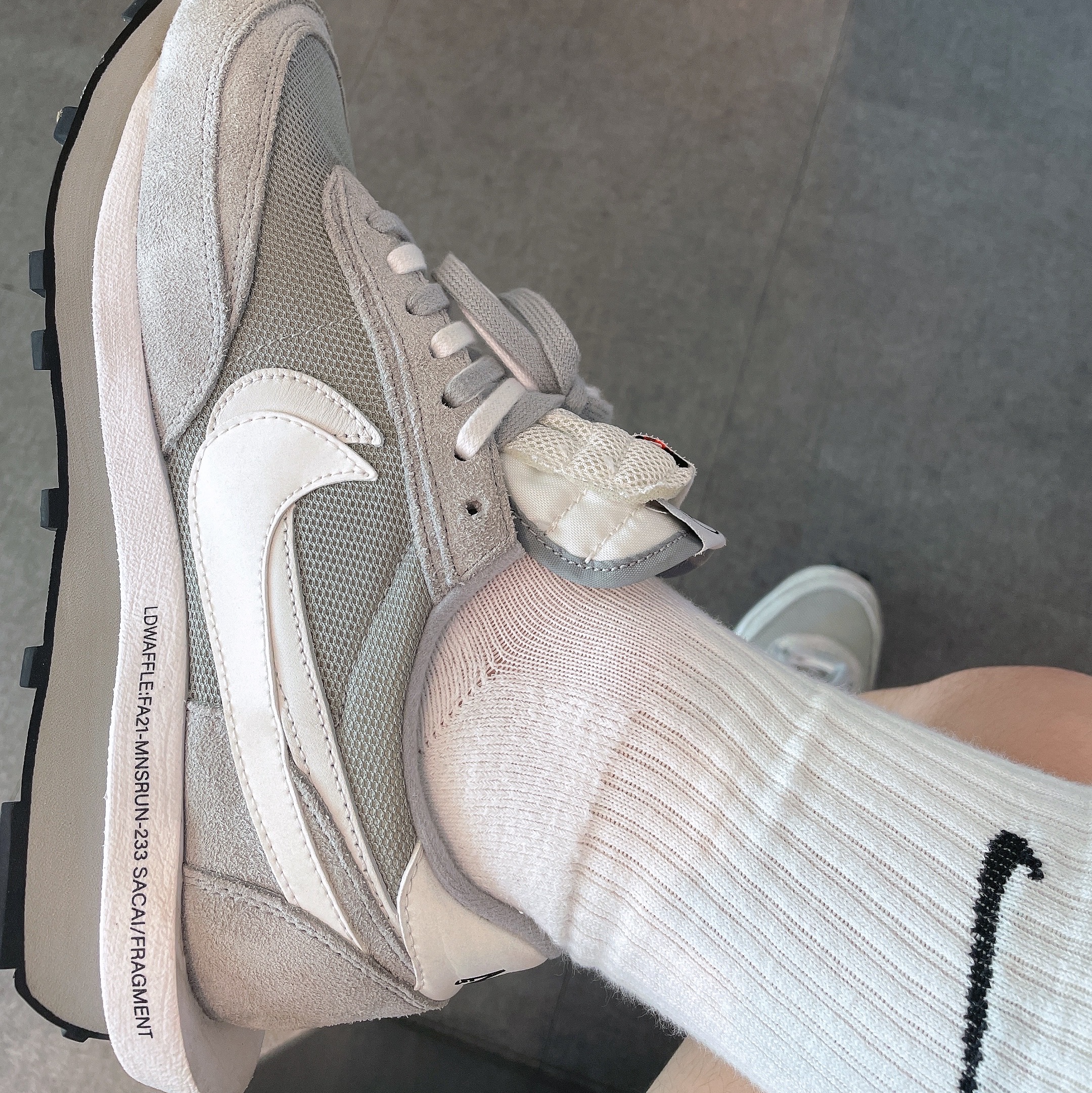 Nike x Sacai x Fragment LDWaffle Light Smoke Grey 착용 스타일