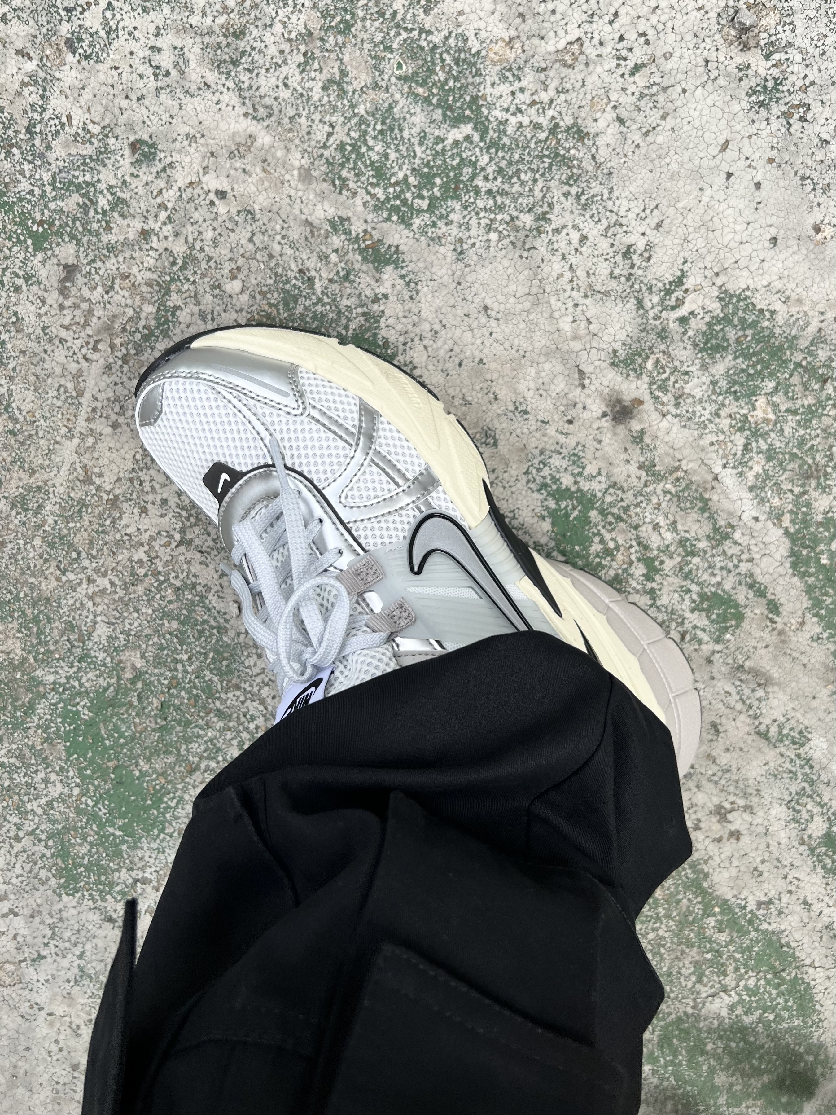 Porter Tanker Shoulder Bag Black, Nike V2K Run Summit White Metallic Silver 착용 스타일 - 4