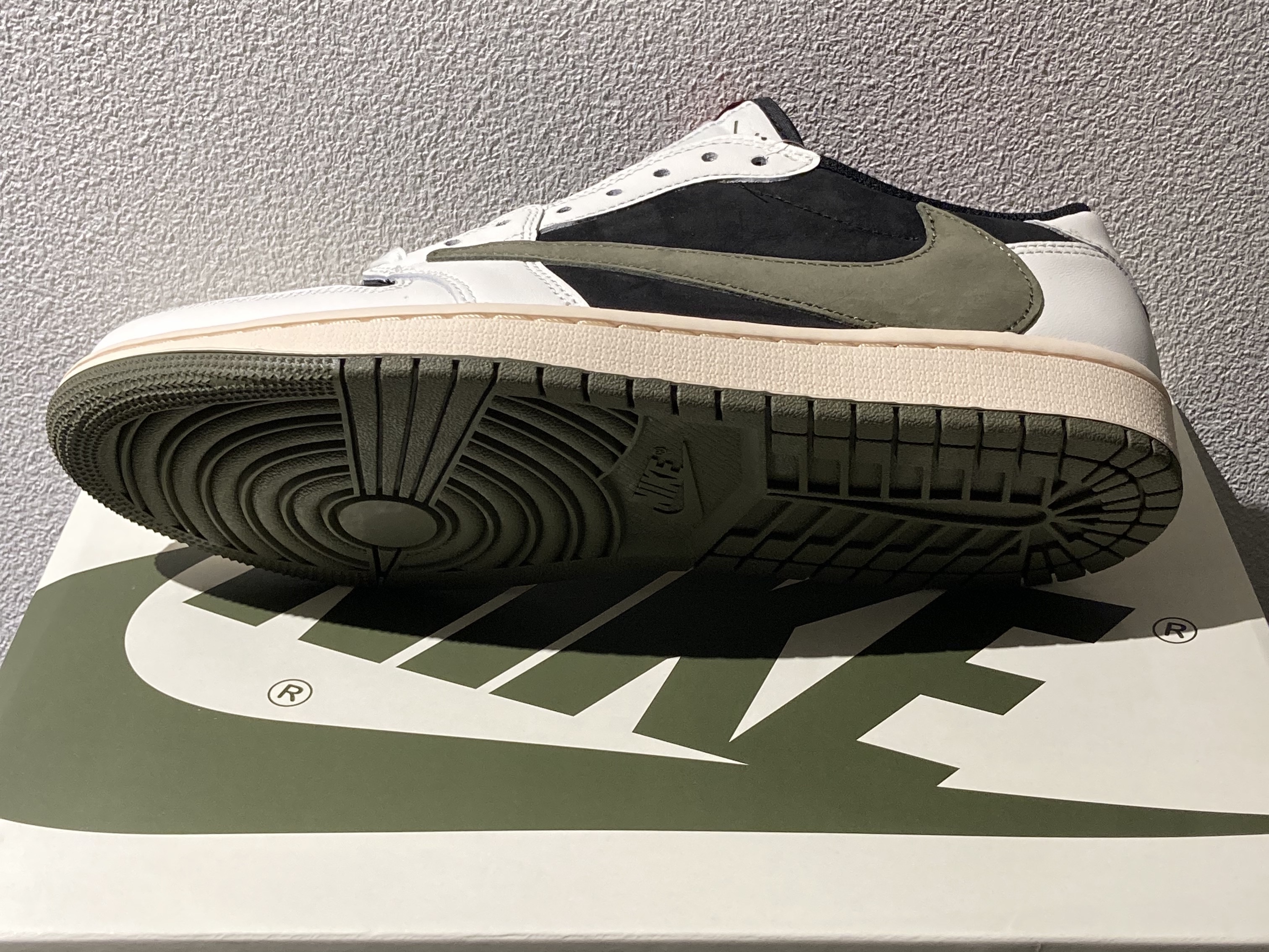 (W) Jordan 1 x Travis Scott Retro Low OG SP Medium Olive 착용 스타일 - 1