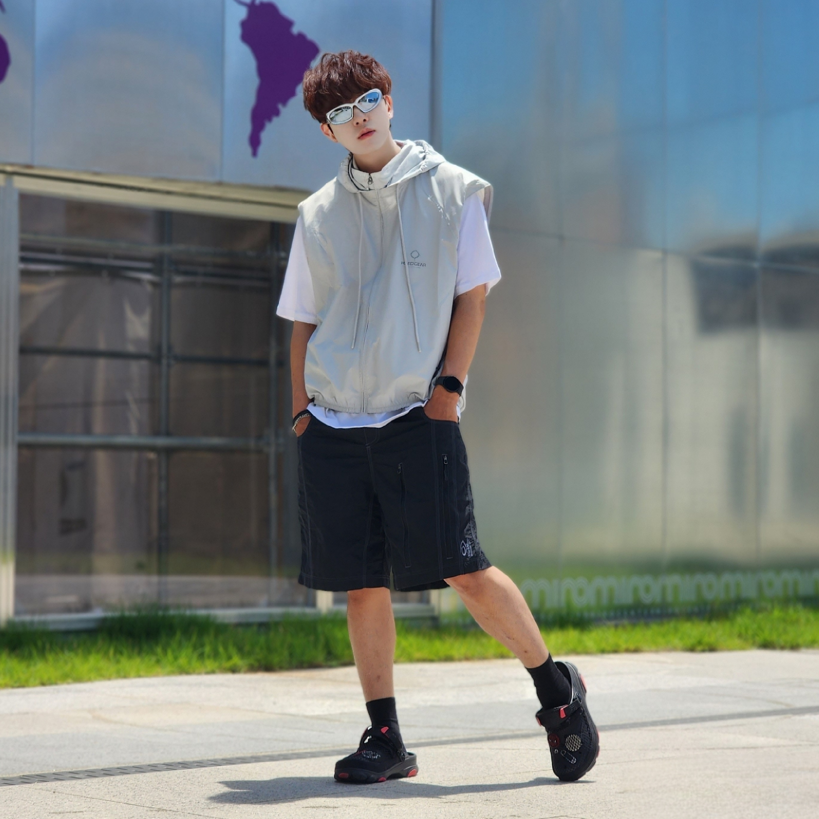 Crocs x Staple Classic All Terrain Clog Black 착용 스타일 - 2