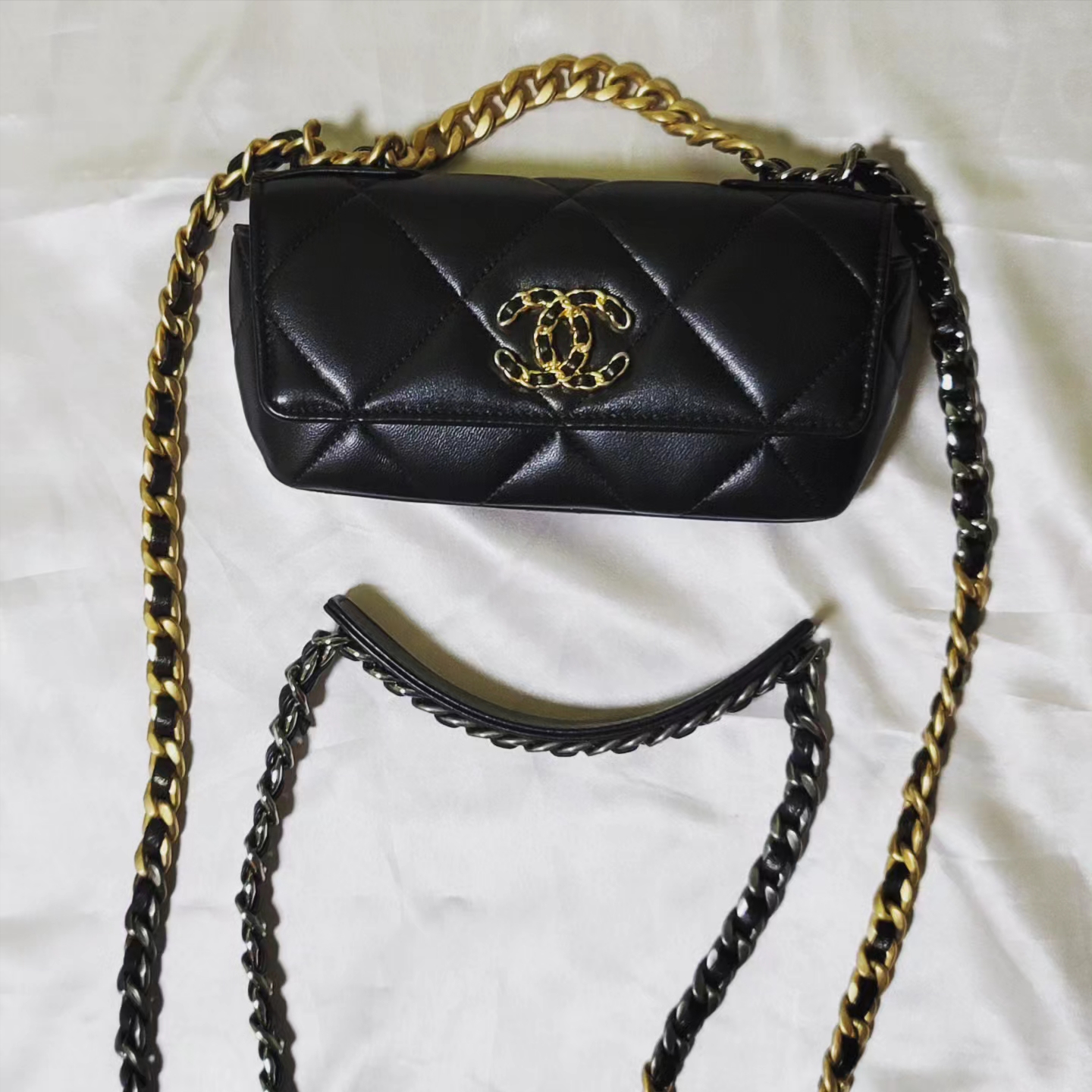 COS Quilted Mini Bag Black, Chanel Clutch With Chain Grained Calfskin & Gold Black 착용 스타일 - 4