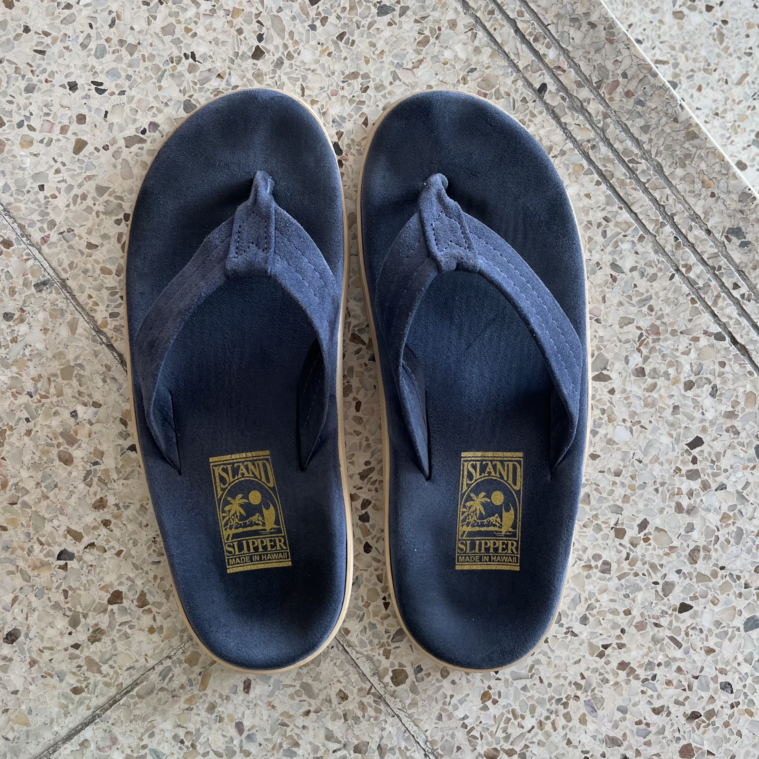 Island Slipper Classic Suede Navy Suede 착용 스타일