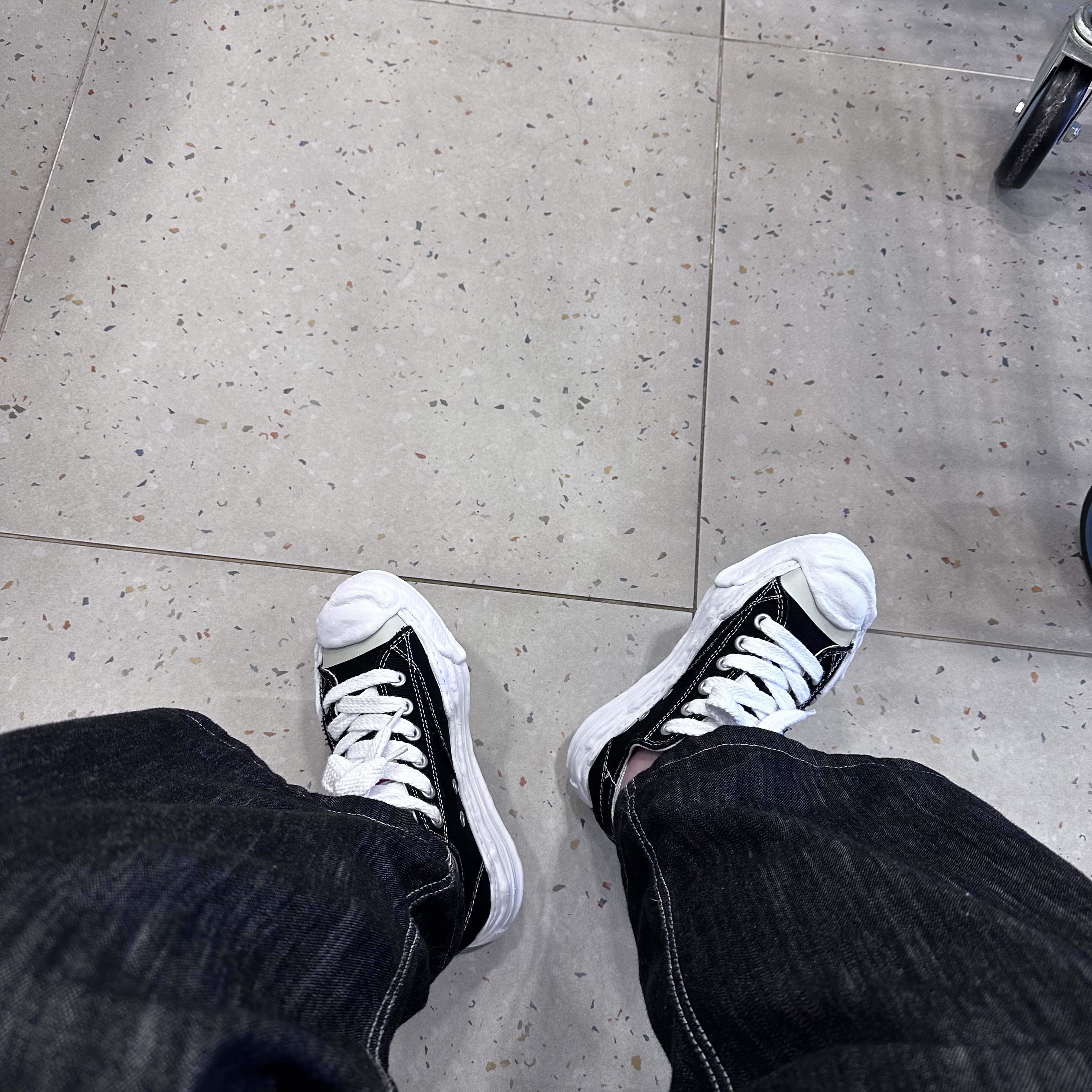 Maison Mihara Yasuhiro Hank OG Sole Canvas Low-top Sneakers Black 착용 스타일