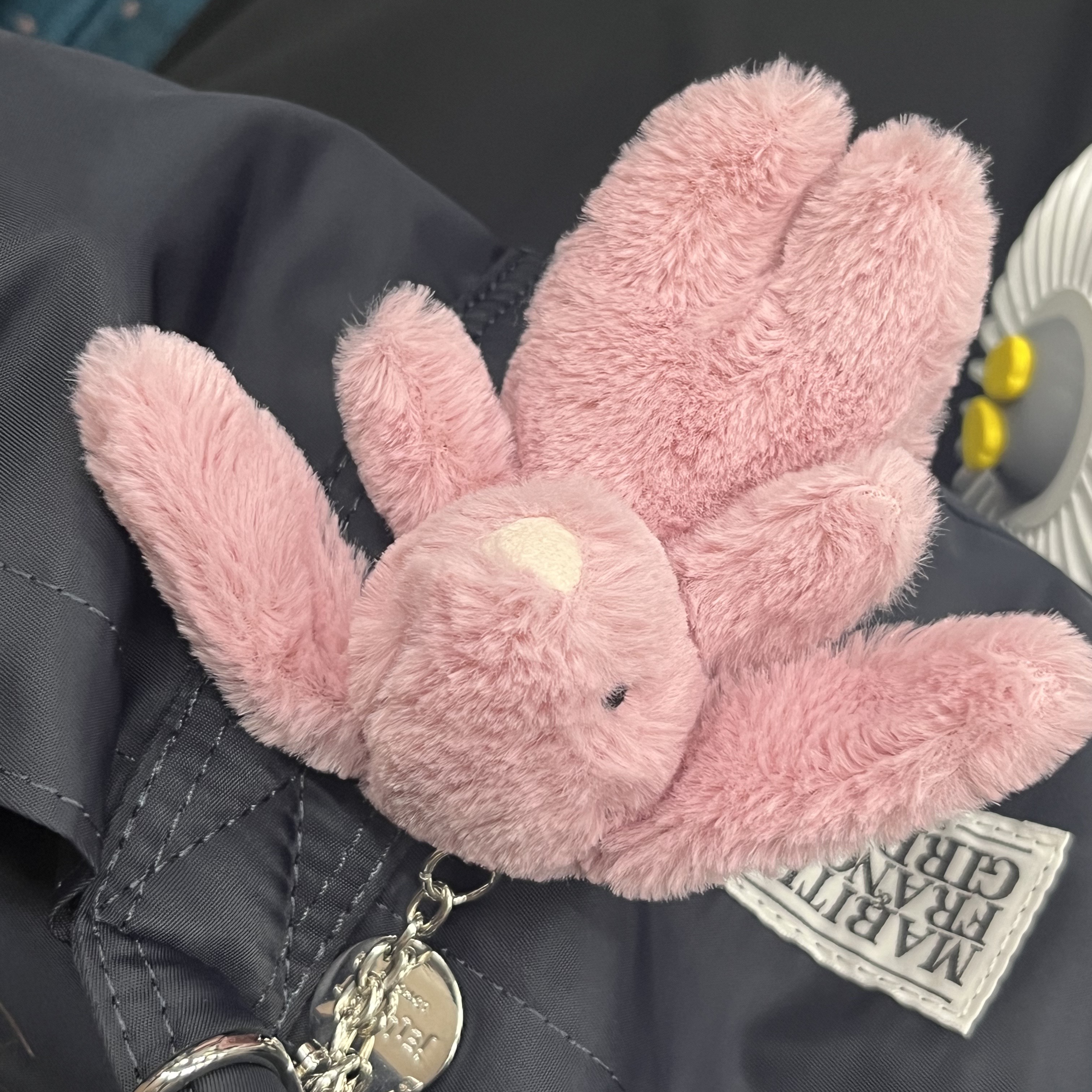 Jellycat Bashful Bunny Bag Charm Tulip 착용 스타일