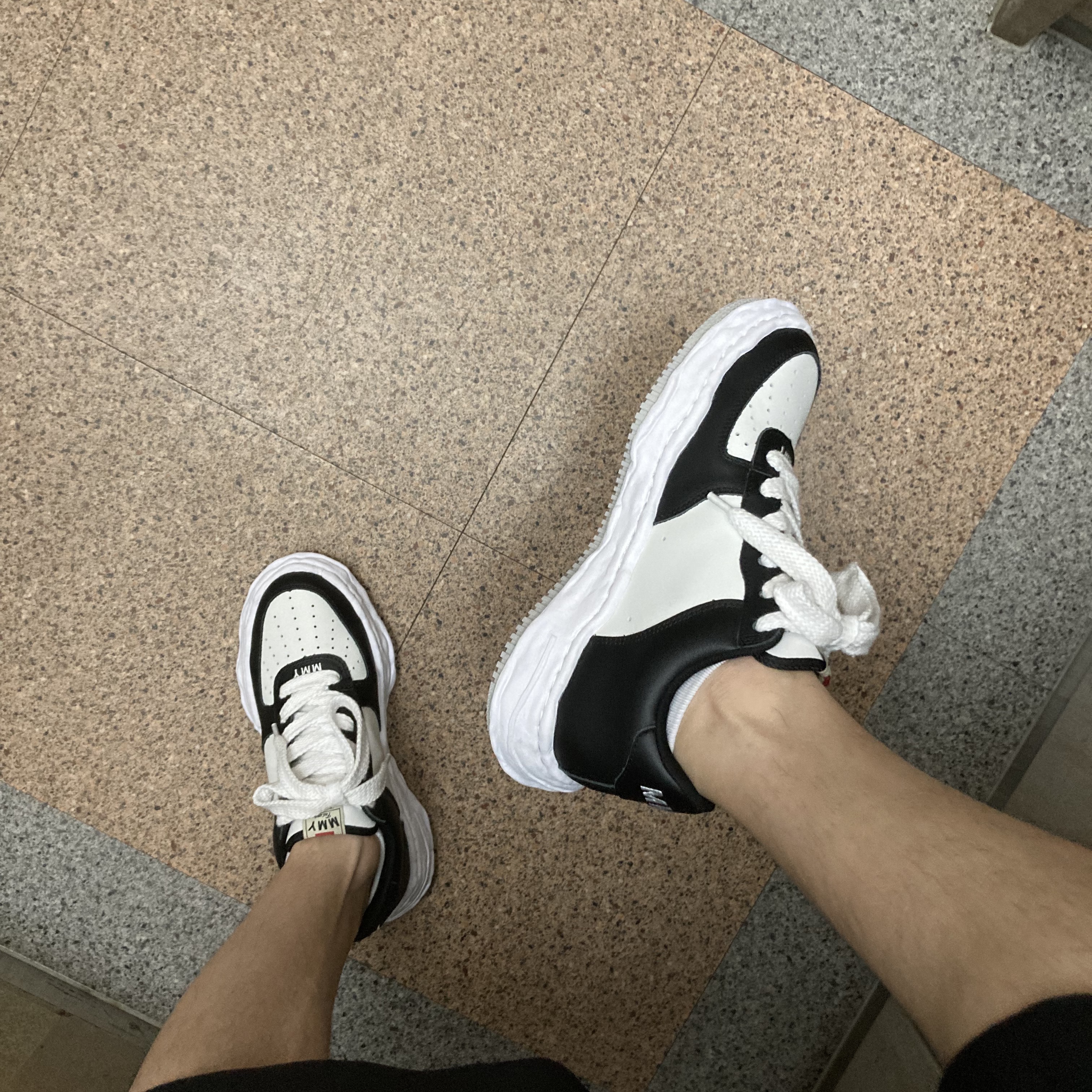Maison Mihara Yasuhiro Wayne OG Sole Leather Low-top Sneakers Black White 착용 스타일 - 2
