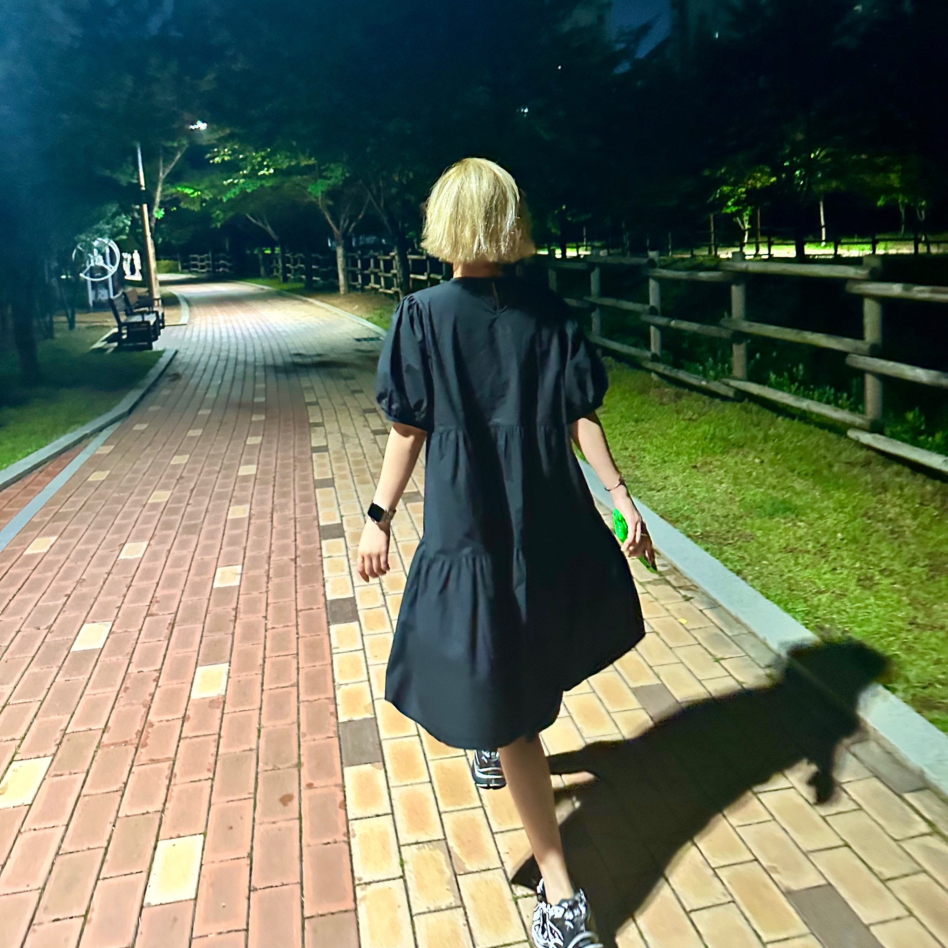 Balenciaga Runner Sneakers Black White 착용 스타일 - 1