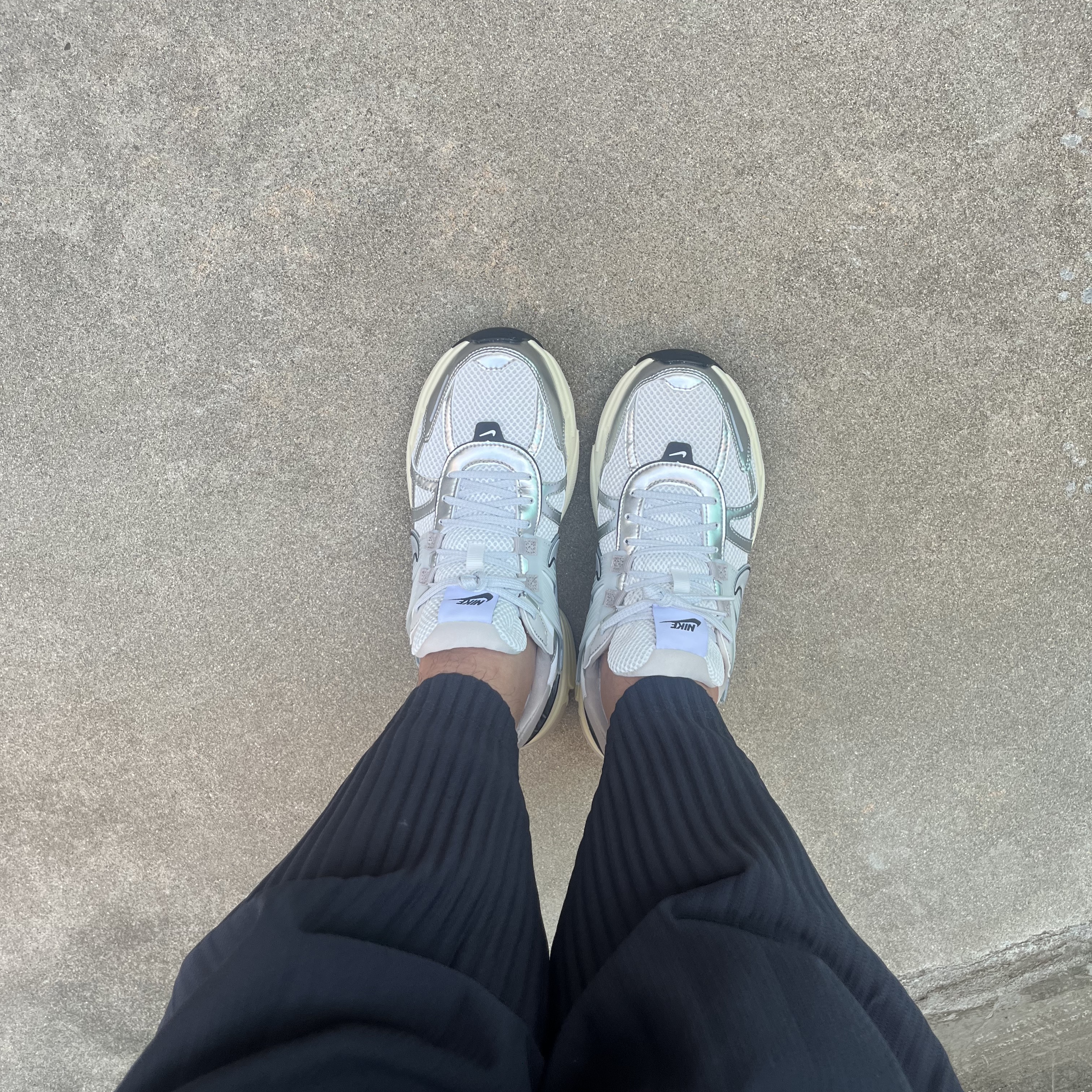 Nike V2K Run Summit White Metallic Silver, Homme Plisse Issey Miyake Basics Pants Navy 착용 스타일