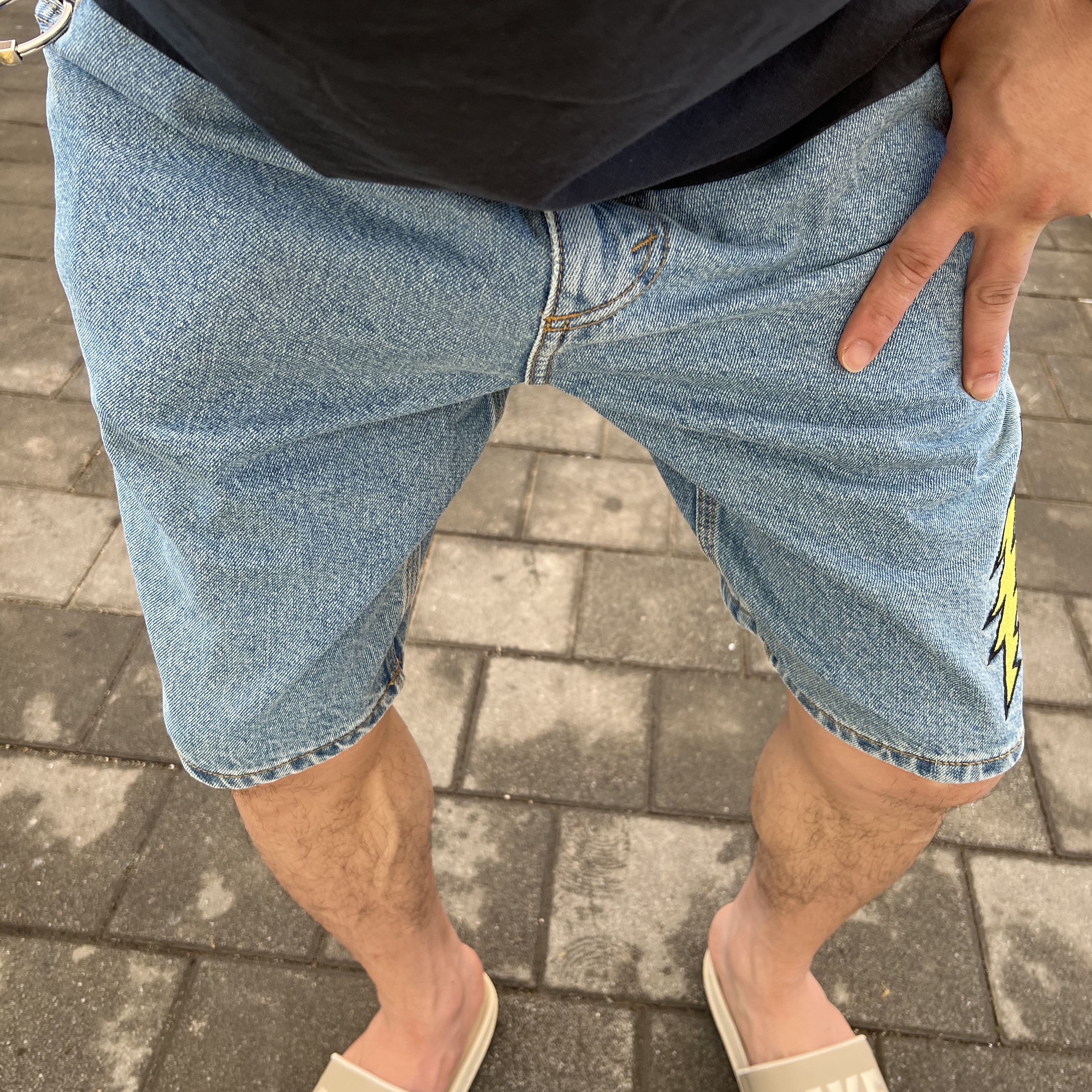 Thisisneverthat x Grateful Dead Lightning Carpenter Shorts Washed Blue 착용 스타일