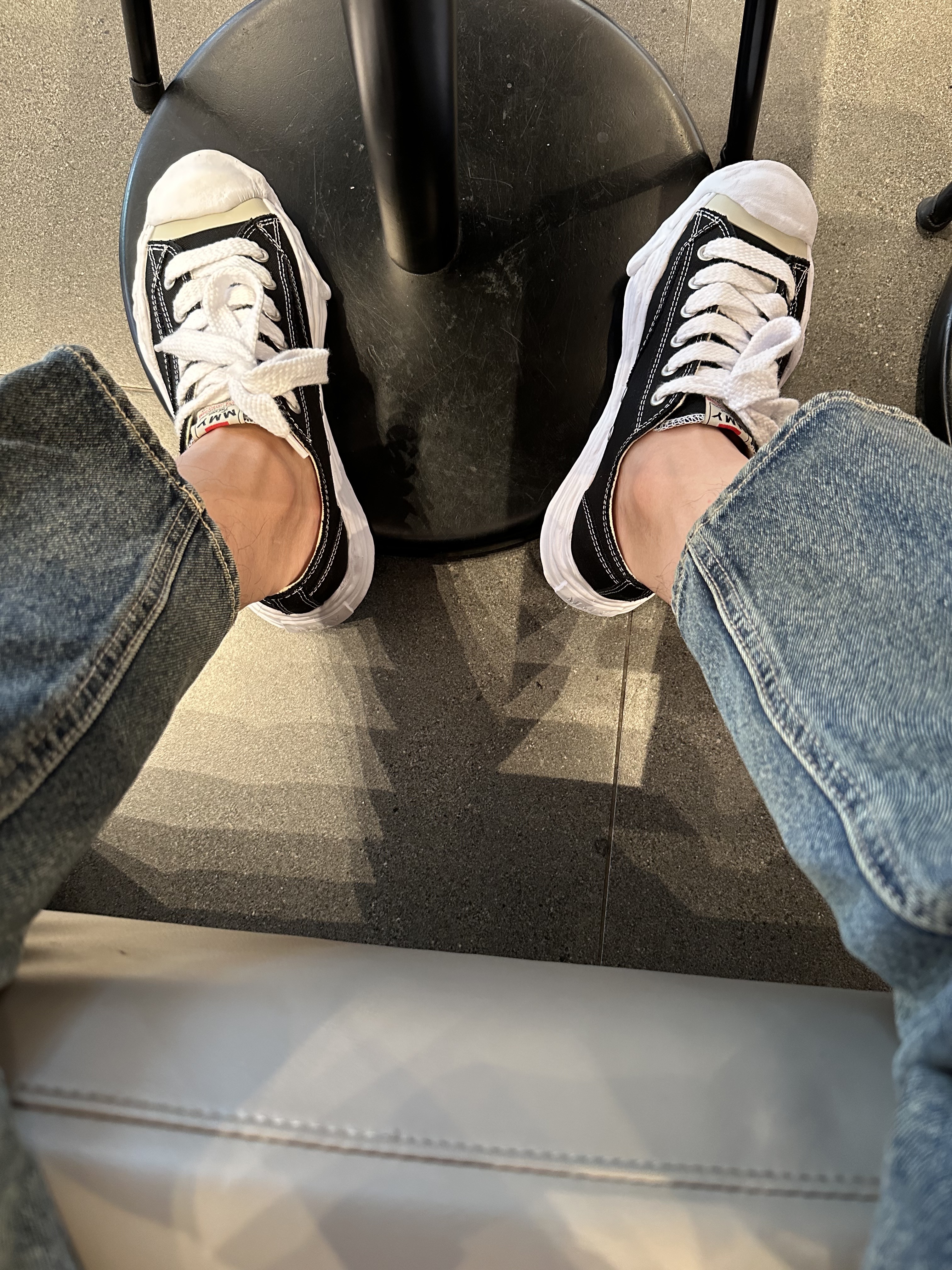 Maison Mihara Yasuhiro Hank OG Sole Canvas Low-top Sneakers Black 착용 스타일