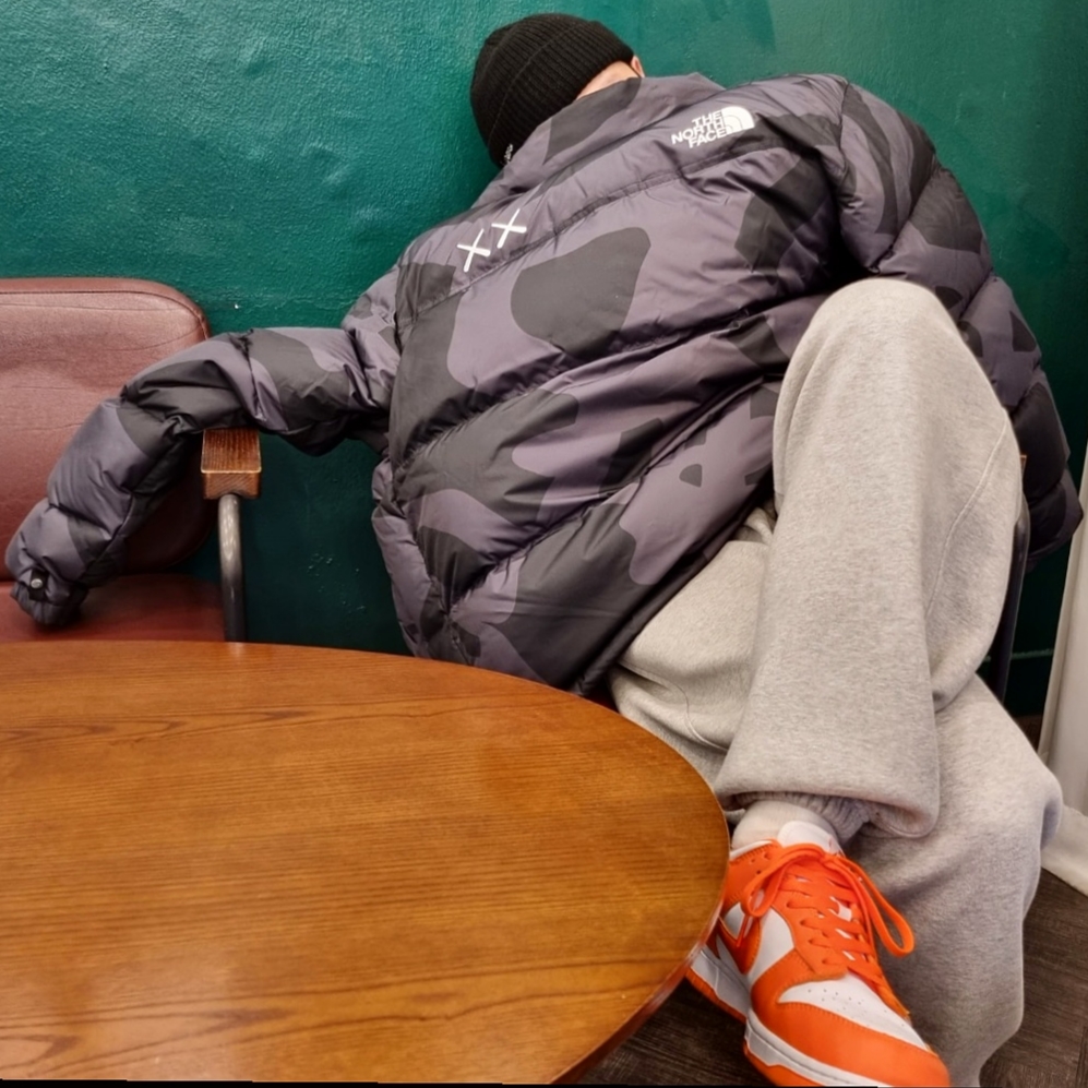 Nike Dunk Low SP Syracuse 2022, The North Face x Kaws Retro 1996 Nuptse Jacket Black Print - 22FW 착용 스타일