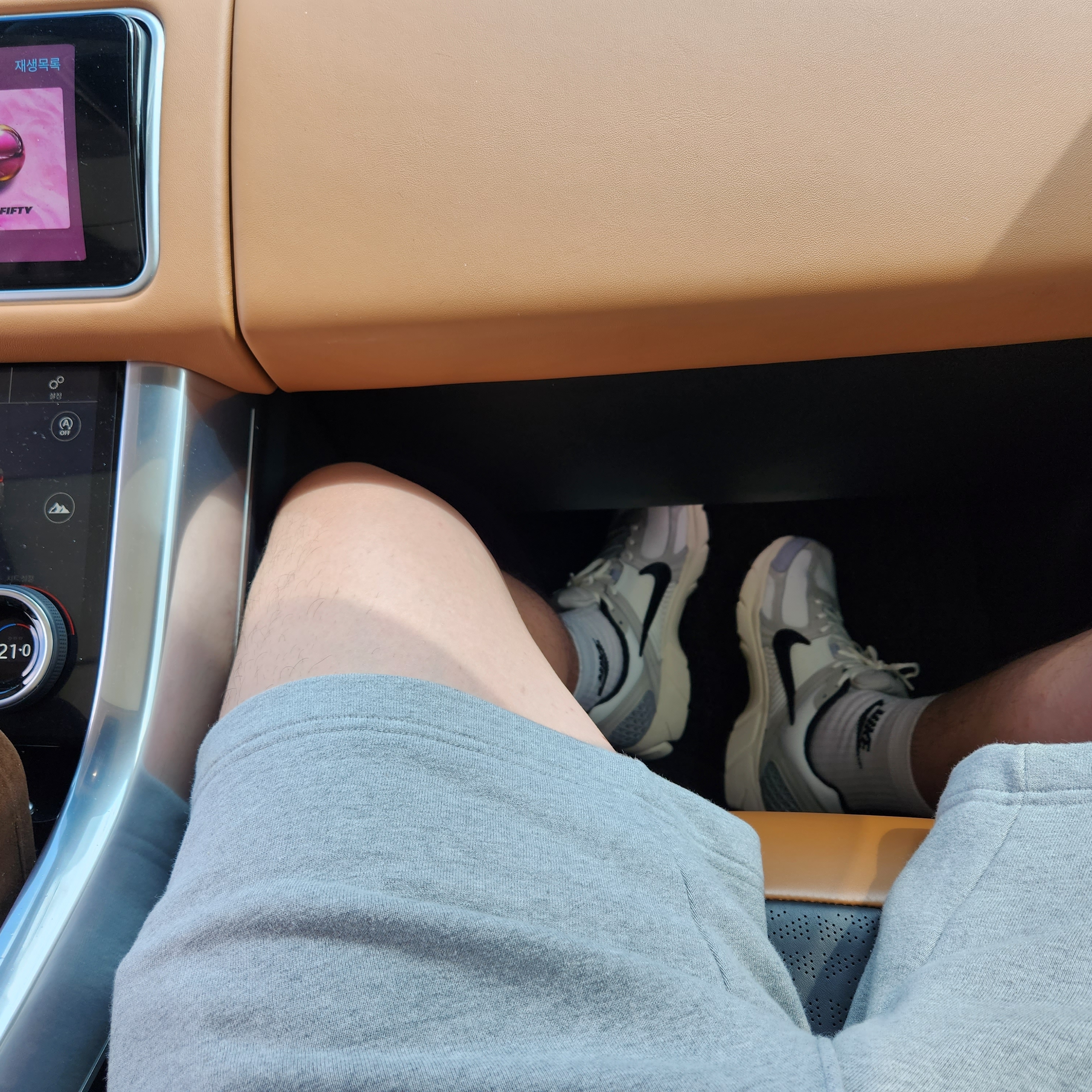 (W) Nike Zoom Vomero 5 Wolf Grey and Black 착용 스타일
