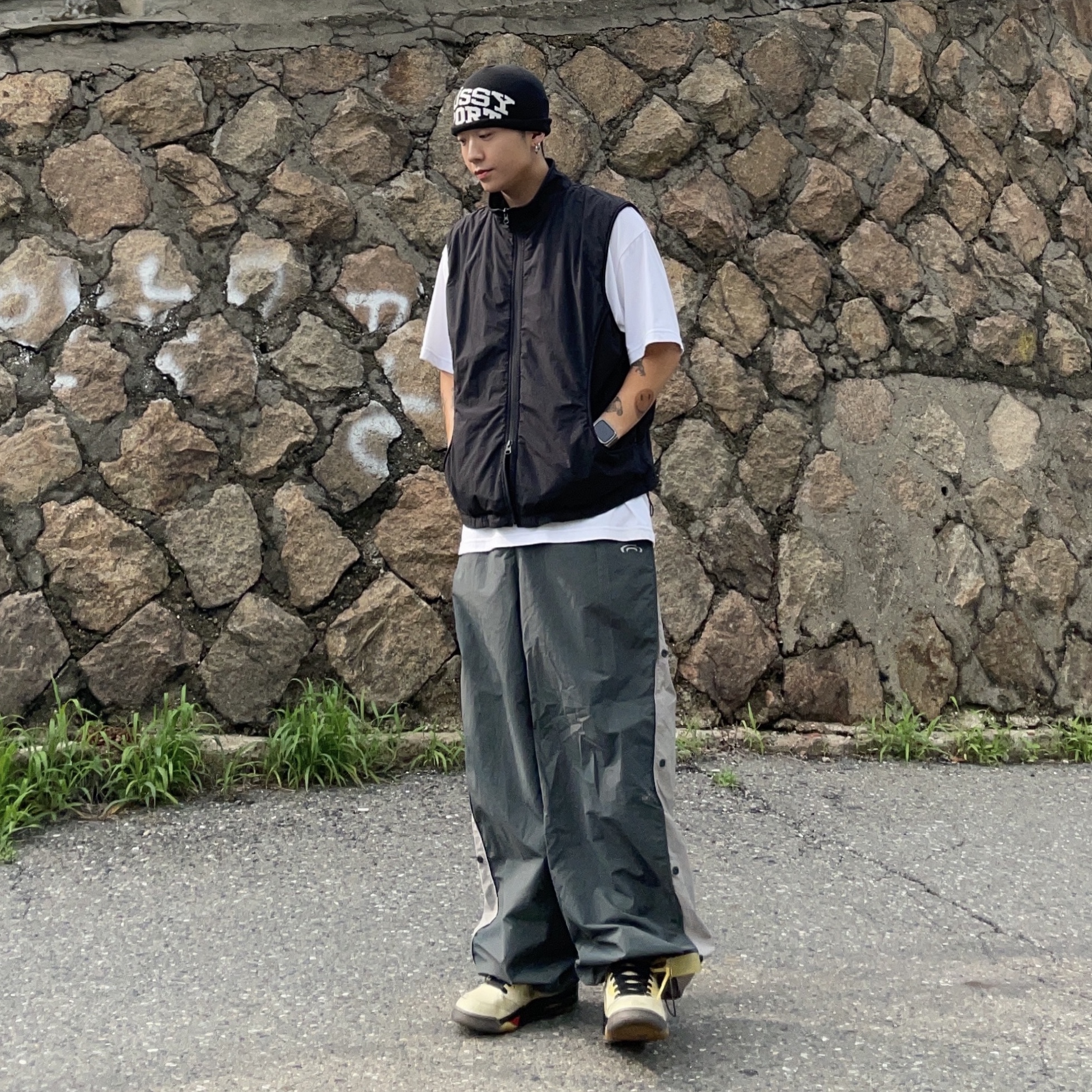 Stussy Sport Jacquard Skullcap Beanie Black, Jordan 5 x Off-White Retro SP Sail Fire Red 착용 스타일 - 1