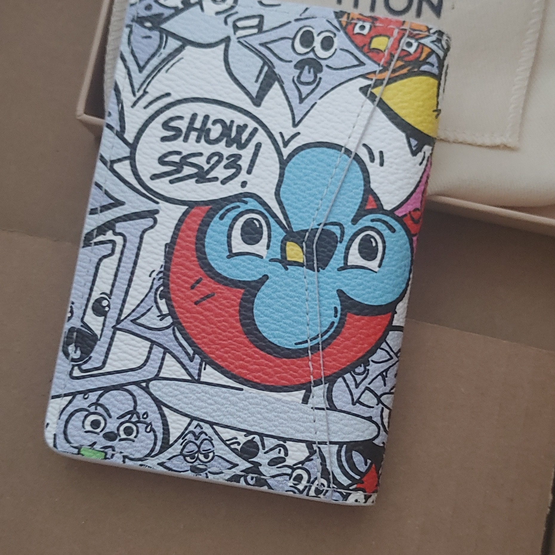 Louis Vuitton Pocket Organizer Monogram Comics Coated Canvas 착용 스타일 - 5