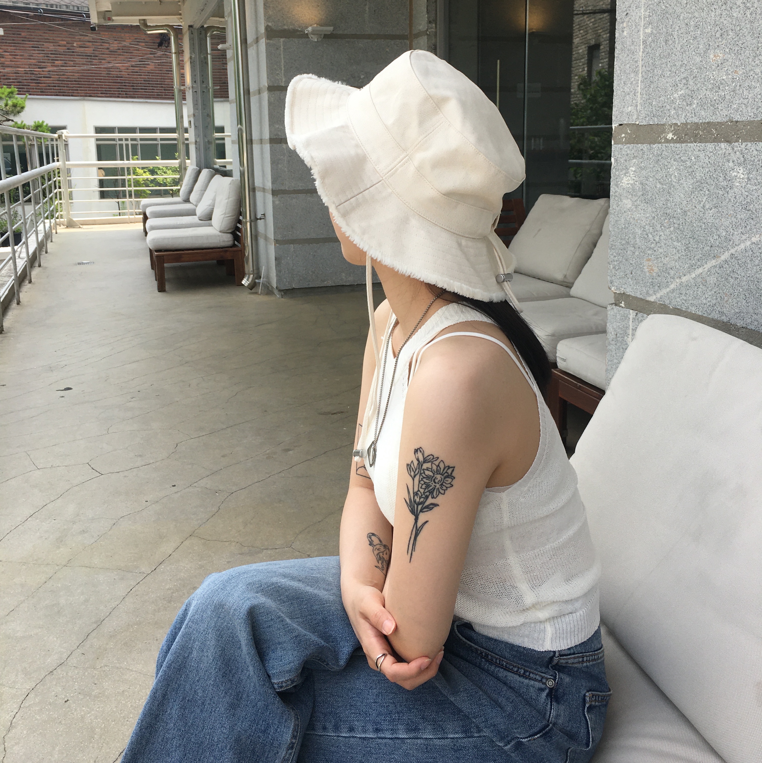 Jacquemus Le Bob Artichaut Bucket Hat Off White 착용 스타일 - 1