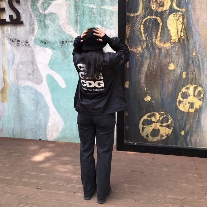 CDG Logo Coach Jacket Black 착용 스타일 - 1