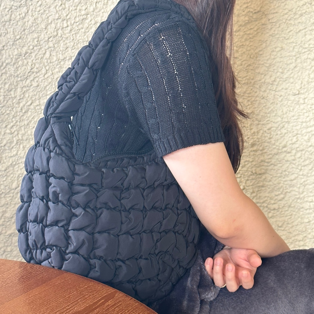 COS Quilted Mini Bag Black 착용 스타일 - 4
