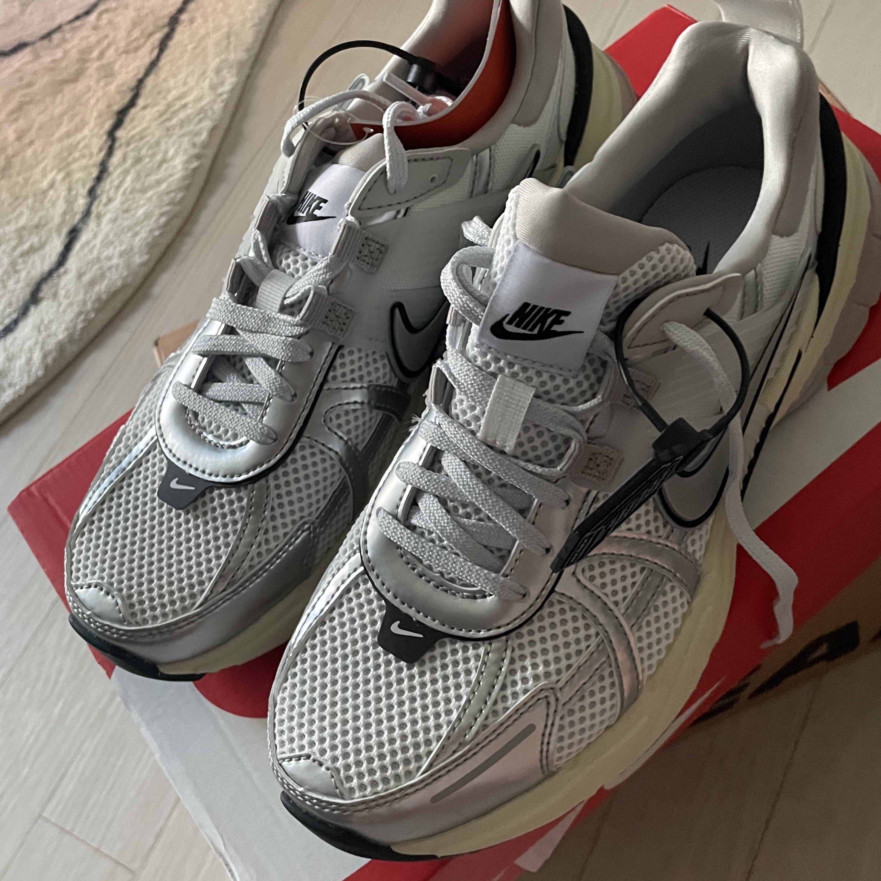 Nike V2K Run Summit White Metallic Silver 착용 스타일