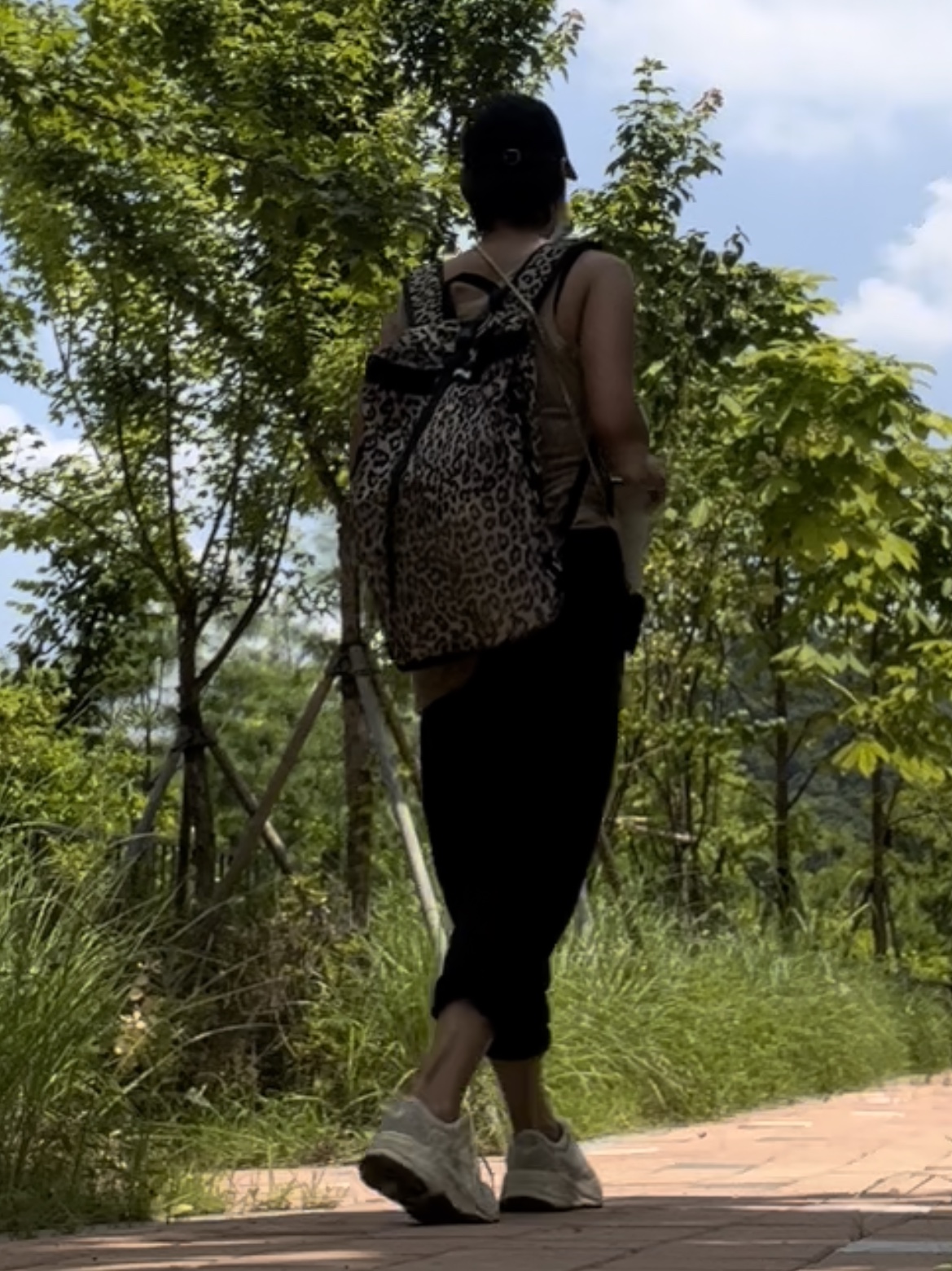 Supreme Mesh Backpack Leopard - 23SS, Adidas Yeezy Boost 700 Analog 2022/2023 착용 스타일 - 2