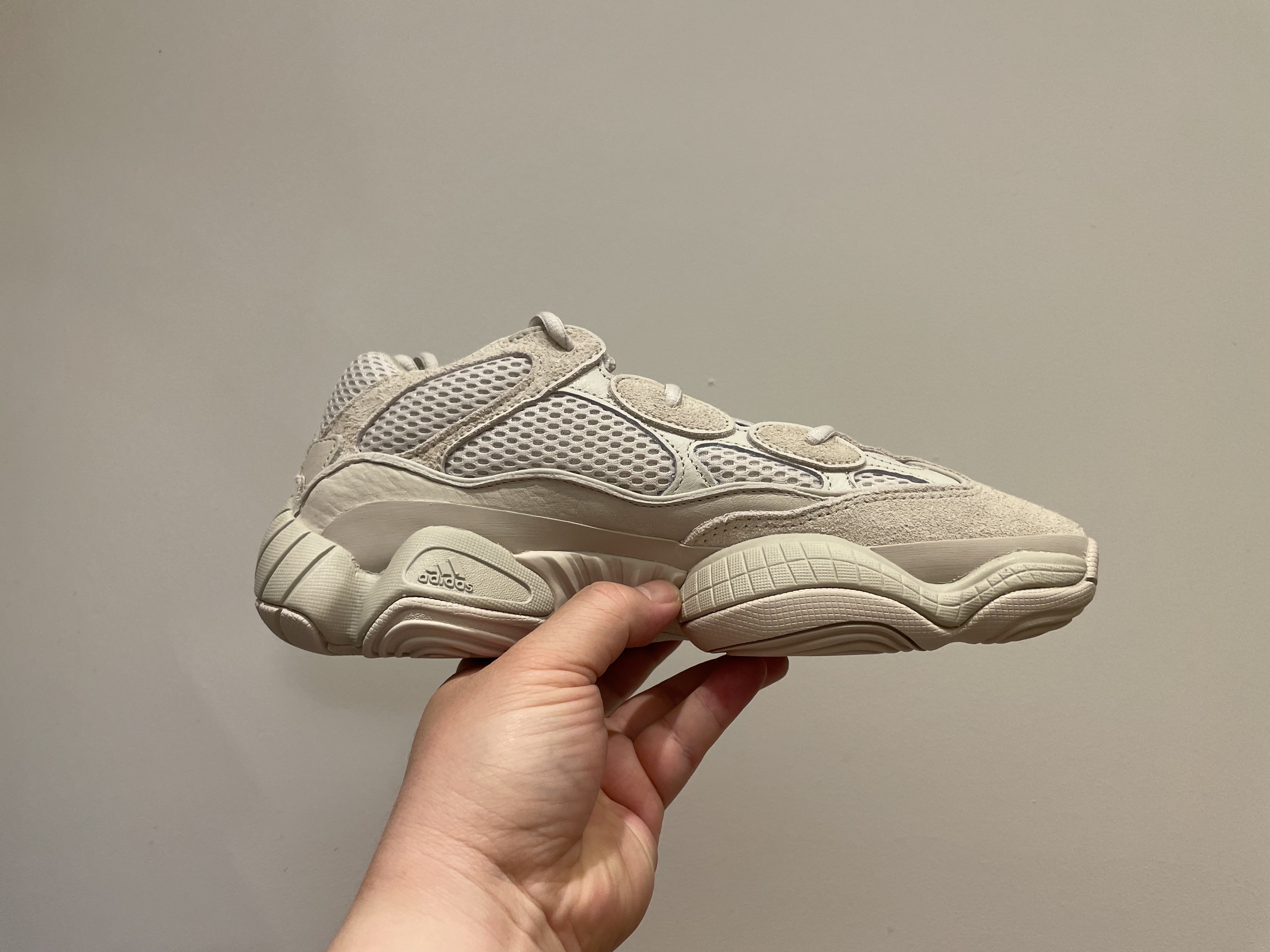 Adidas Yeezy 500 Blush 2022 착용 스타일 - 2