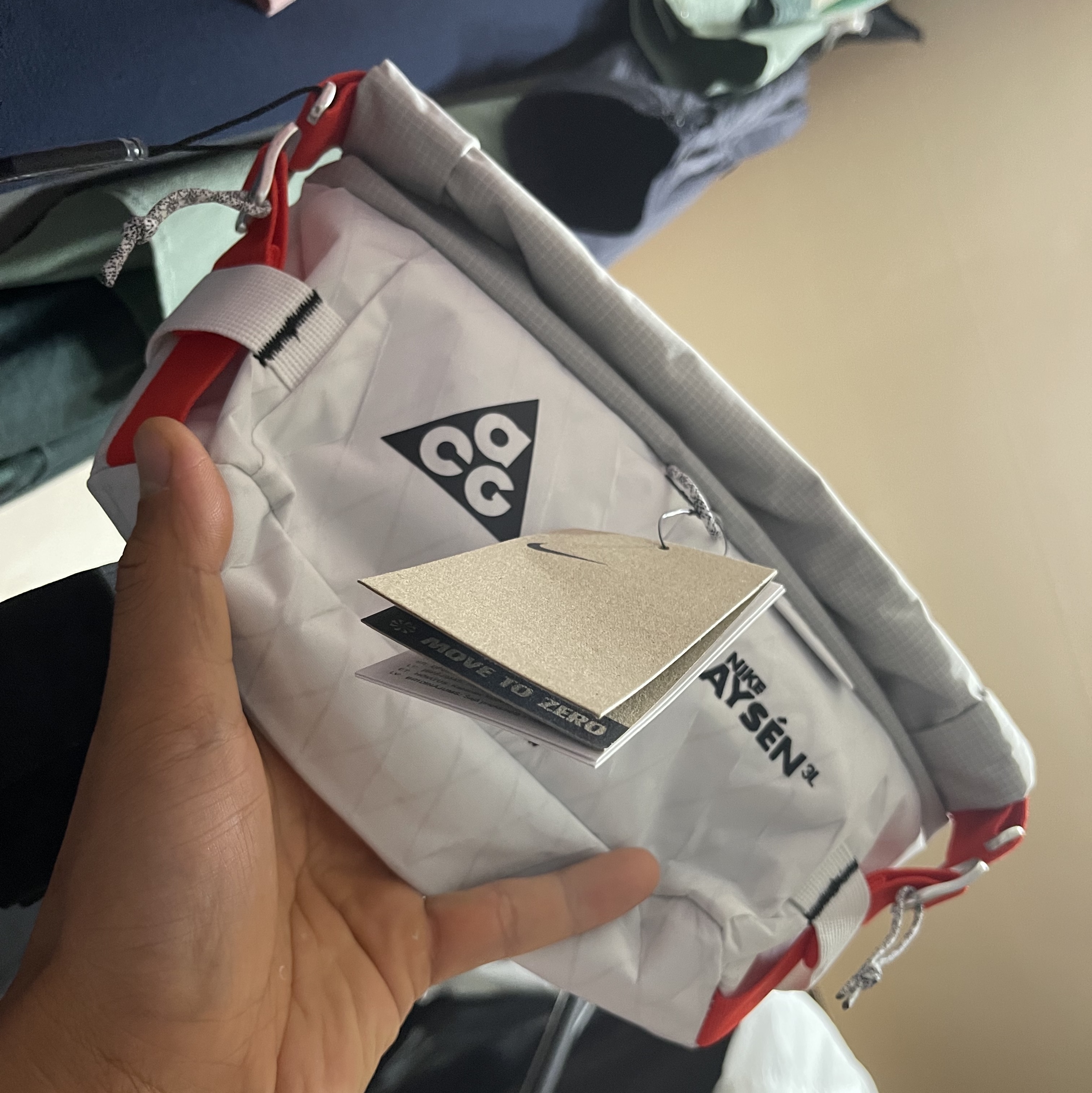 Nike ACG Aisen Penny Pack 3L White Photon Dust 착용 스타일