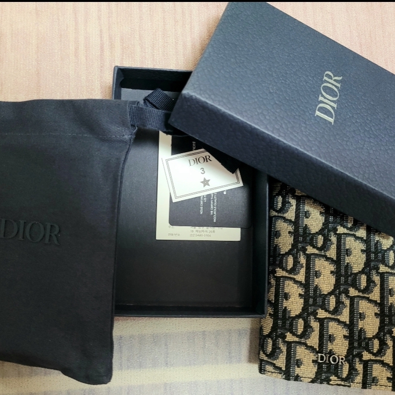 Dior Bi-Fold Card Holder Beige & Black Dior Oblique Jacquard 착용 스타일