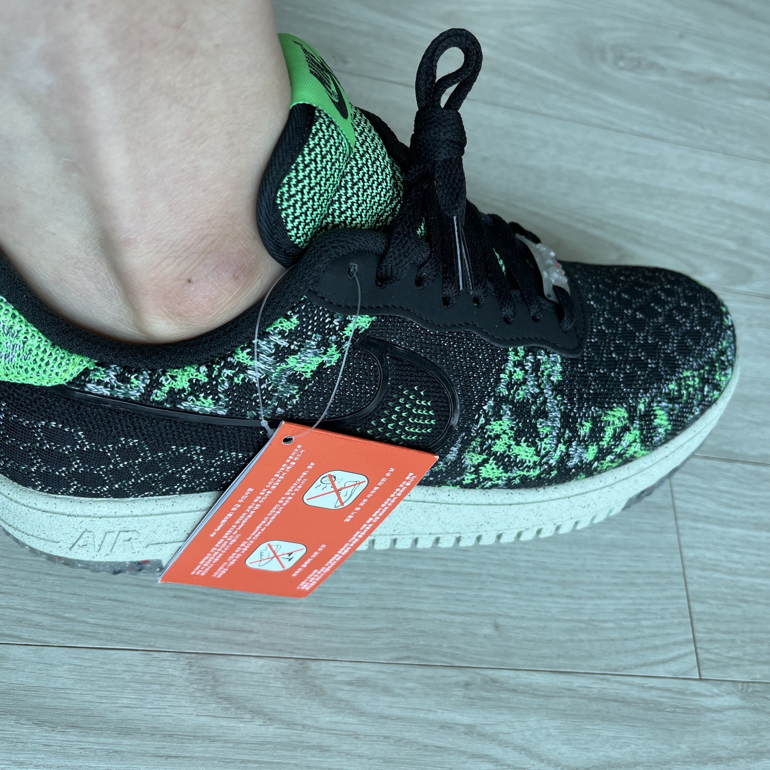 Nike Air Force 1 Crater Flyknit Next Nature Black Scream Green 착용 스타일 - 2