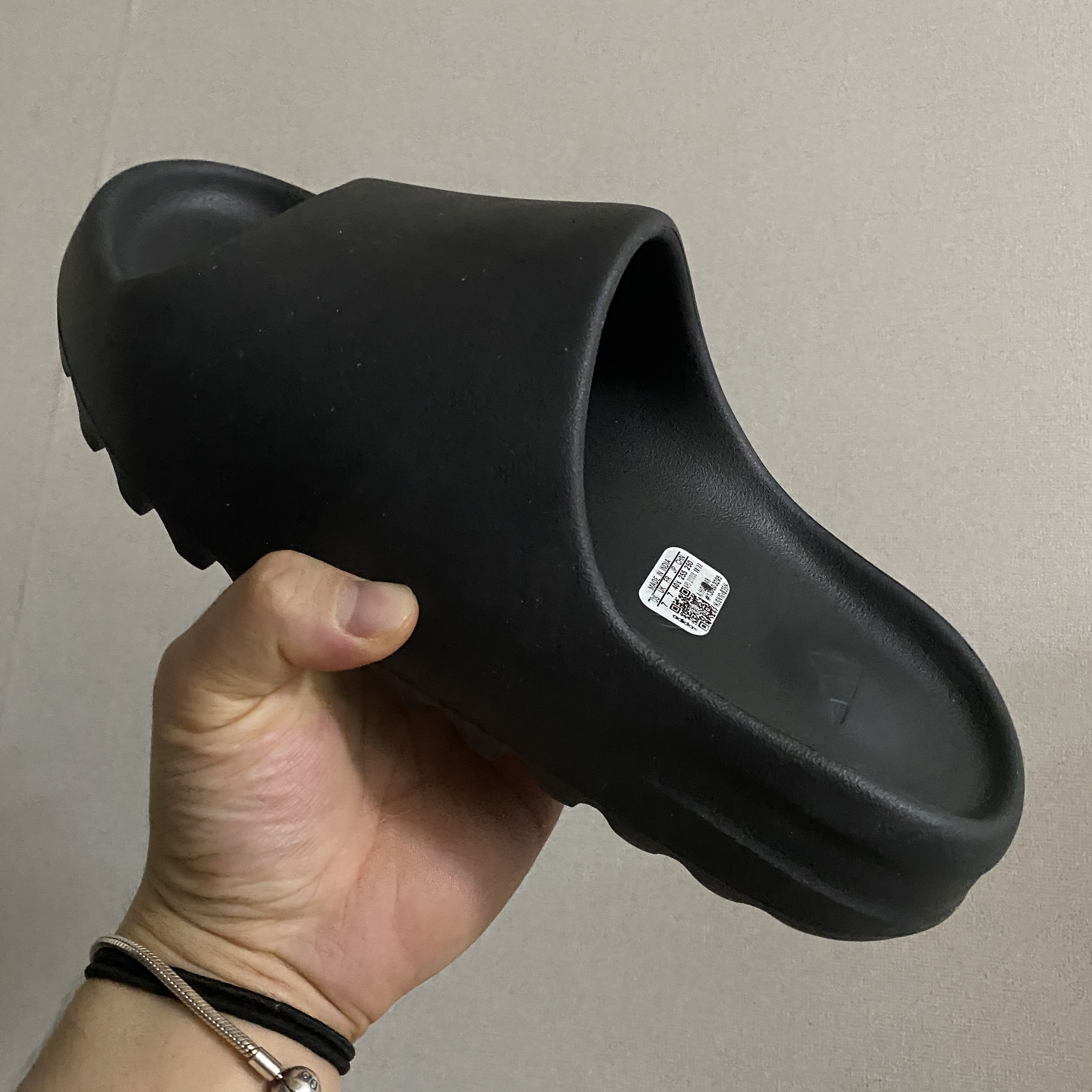 Adidas Yeezy Slide Onyx 착용 스타일
