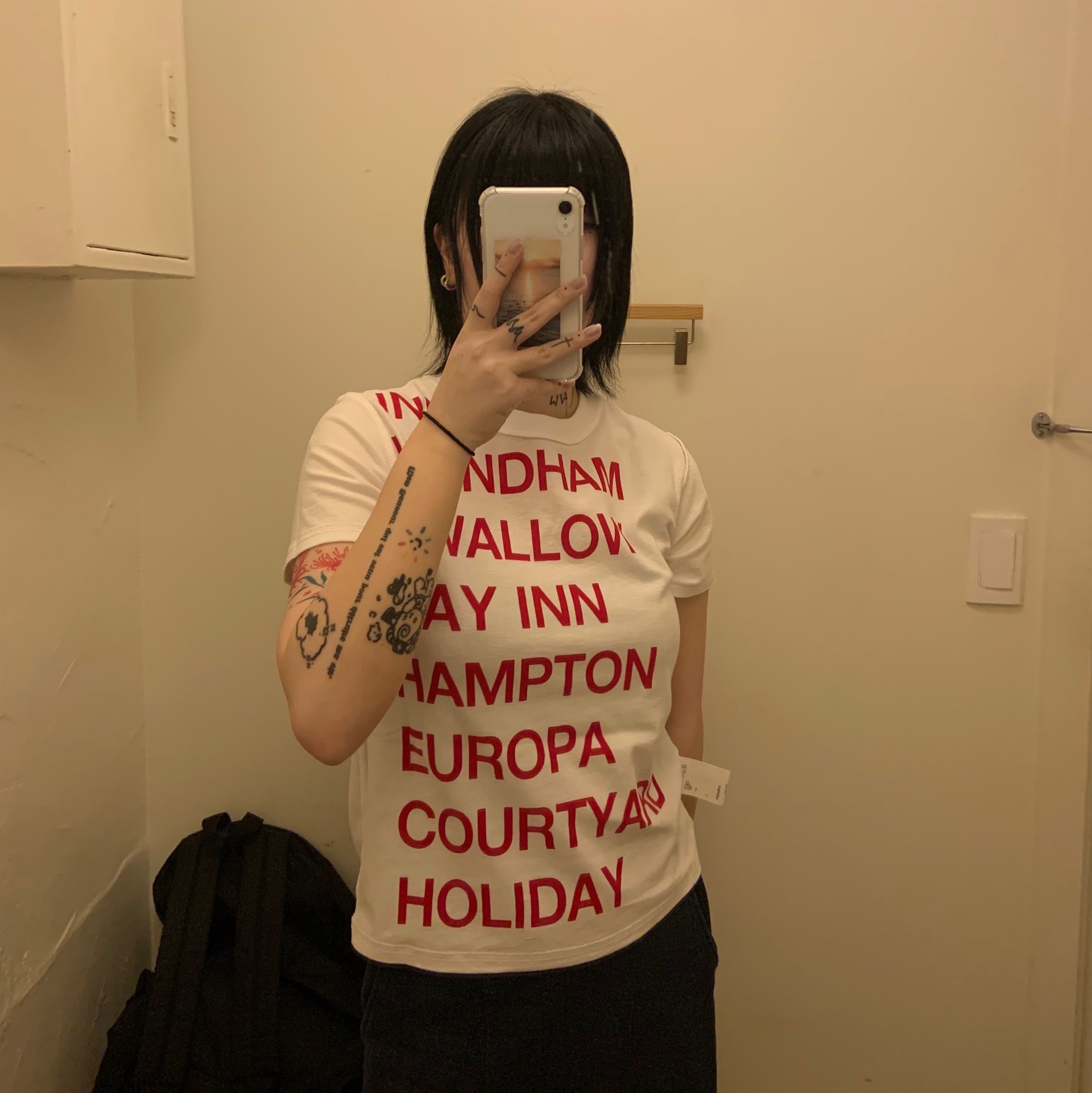 [KREAM 단독] Safarispot Women 1/2 Highway Inn T-Shirt White Red 착용 스타일