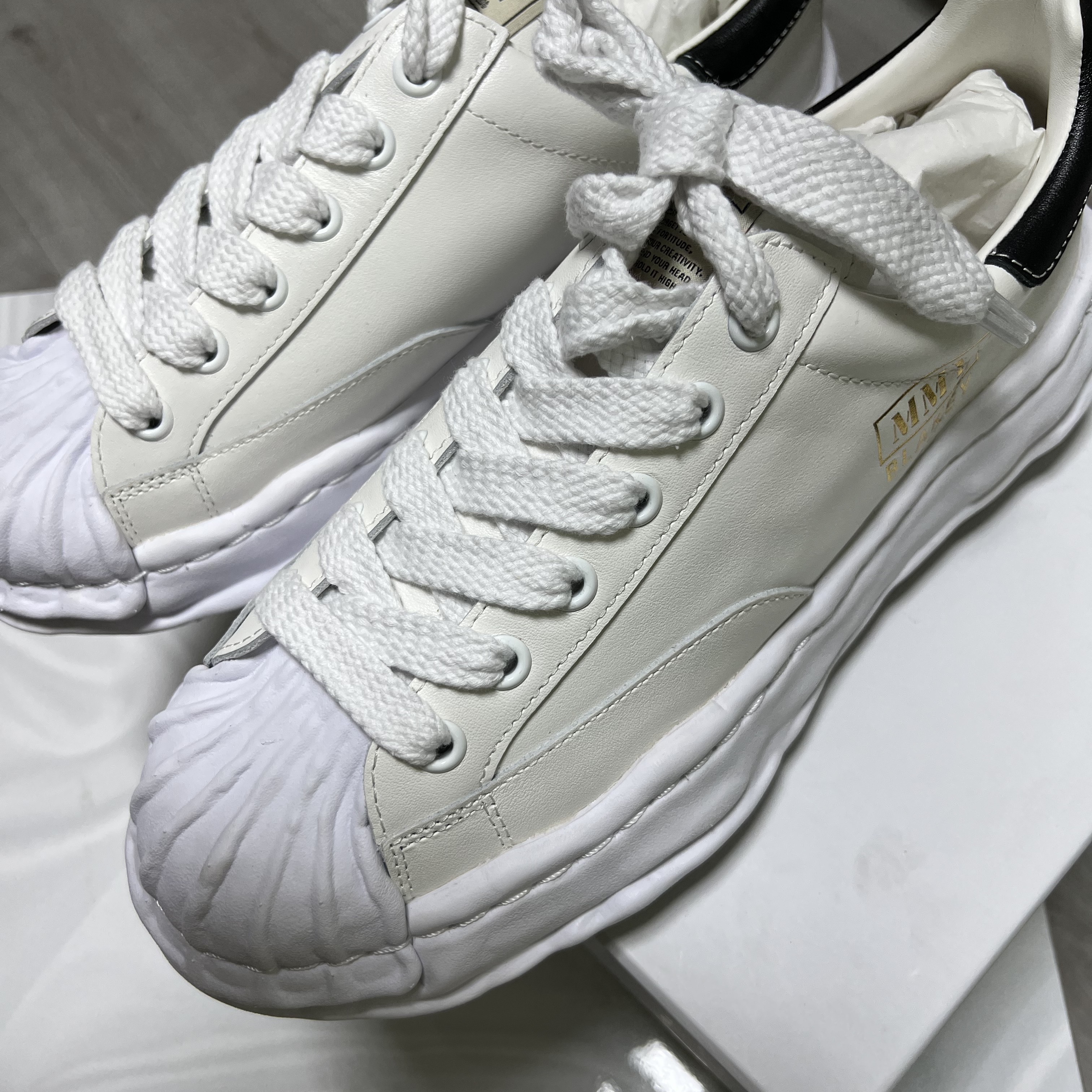 Maison Mihara Yasuhiro Blakey OG Sole Leather Low-top Sneakers White 착용 스타일